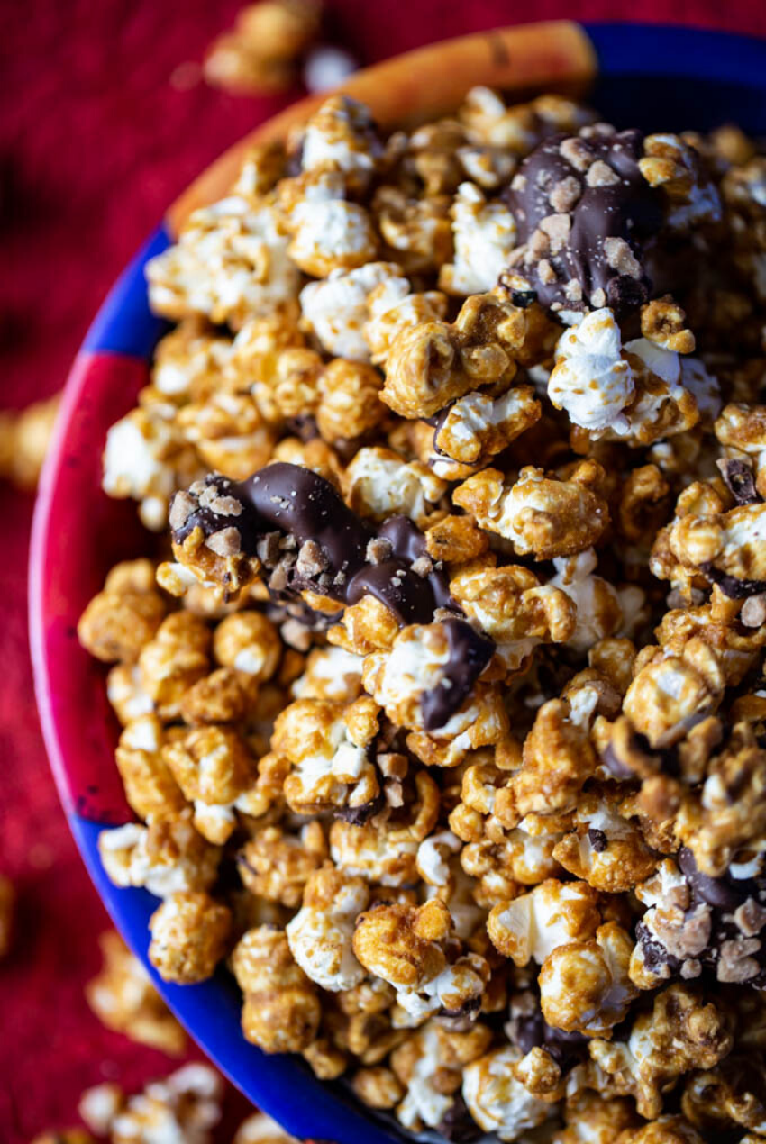 These delicious snacks, packed with the season's best fall flavors, will keep you and your family happily snacking all fall long! Click through for the recipes. | glitterinc.com | @glitterinc // Dark Chocolate Caramel Crunch Popcorn