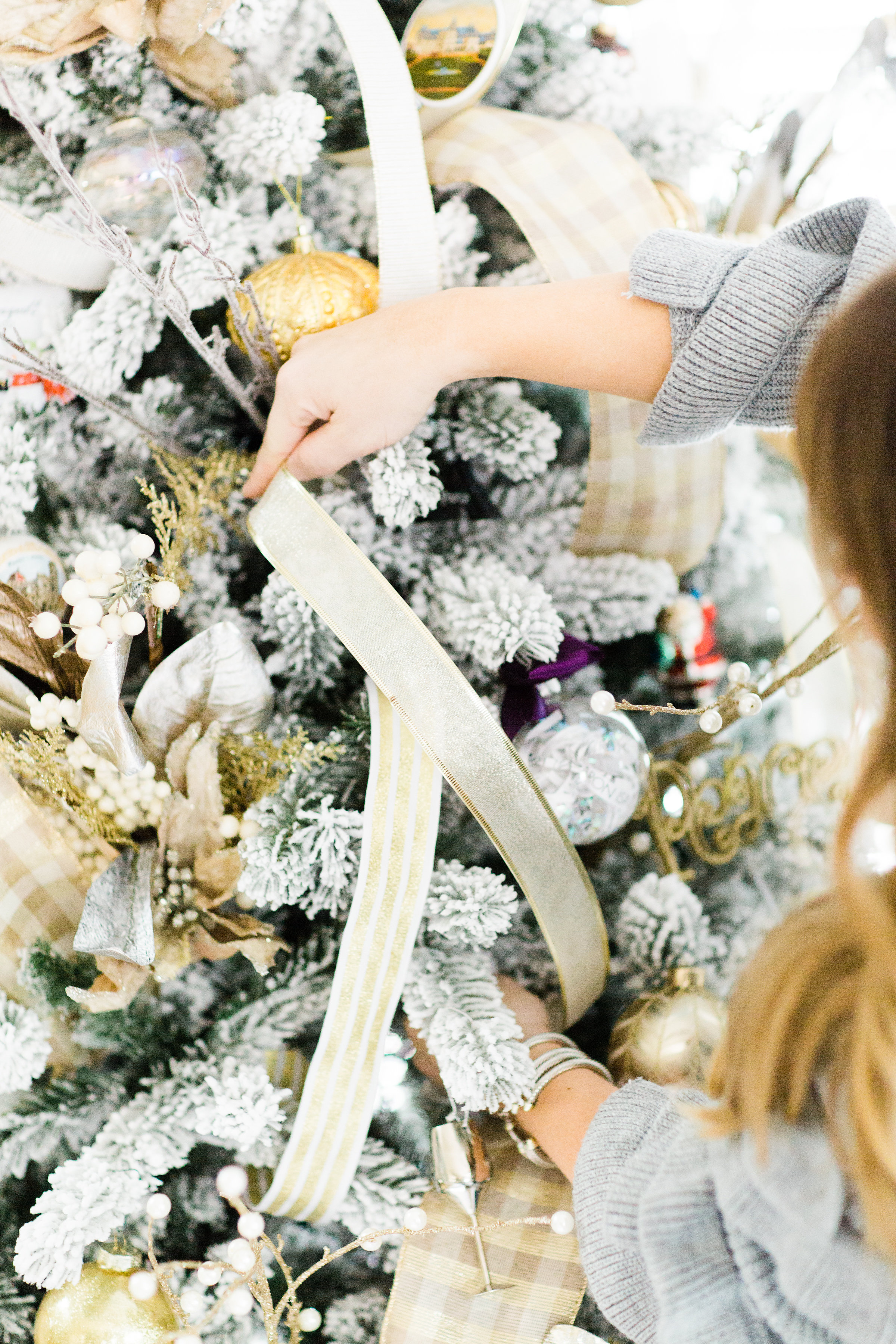 Learn to decorate your Christmas tree like a pro this holiday season with these easy and amazing tree decorating ideas and step by step tutorials! | glitterinc.com | @glitterinc // How to Ribbon Your Christmas Tree