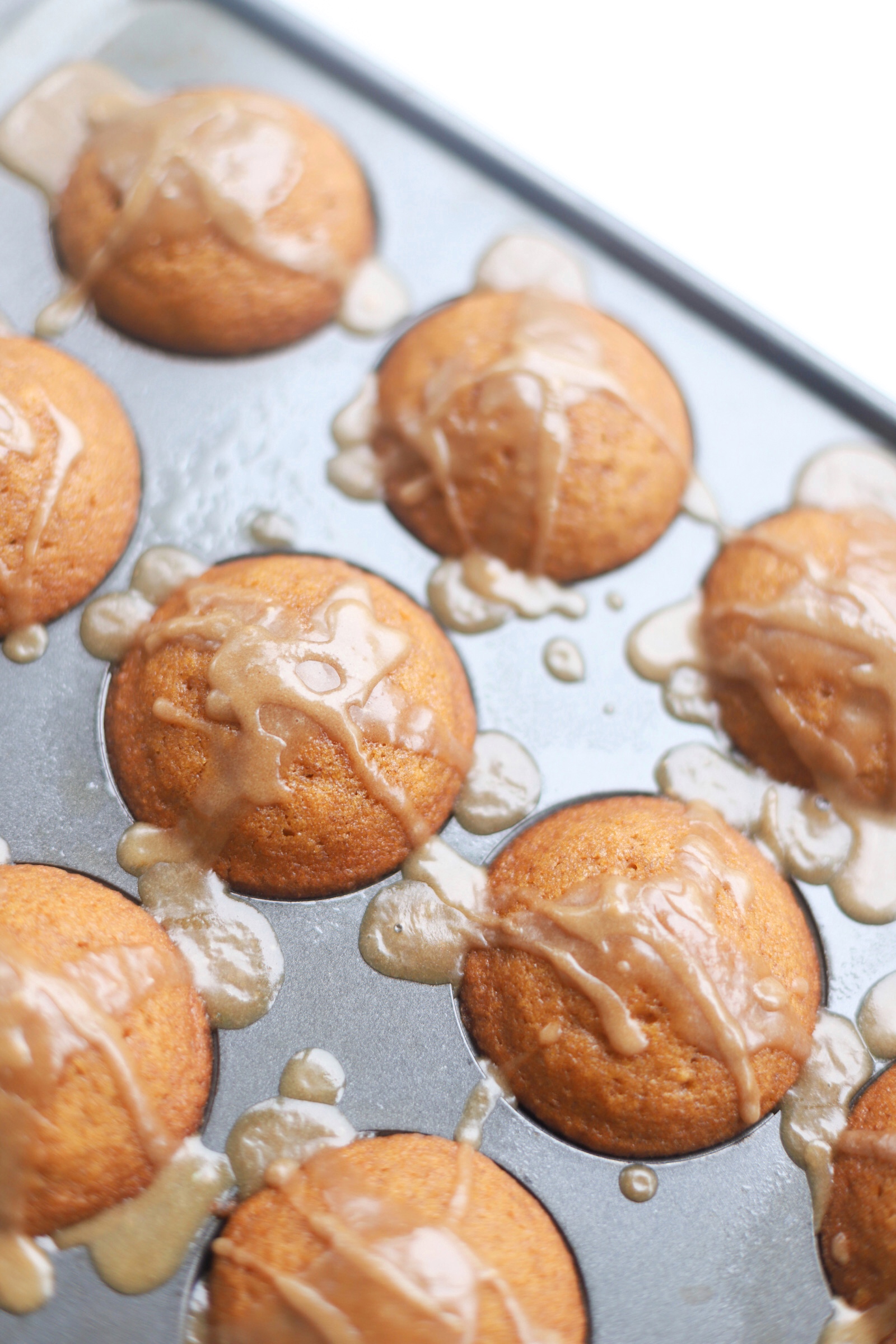 Pumpkin Muffins Topped with Brown Sugar Cinnamon Glaze - GLITTERINC.COM