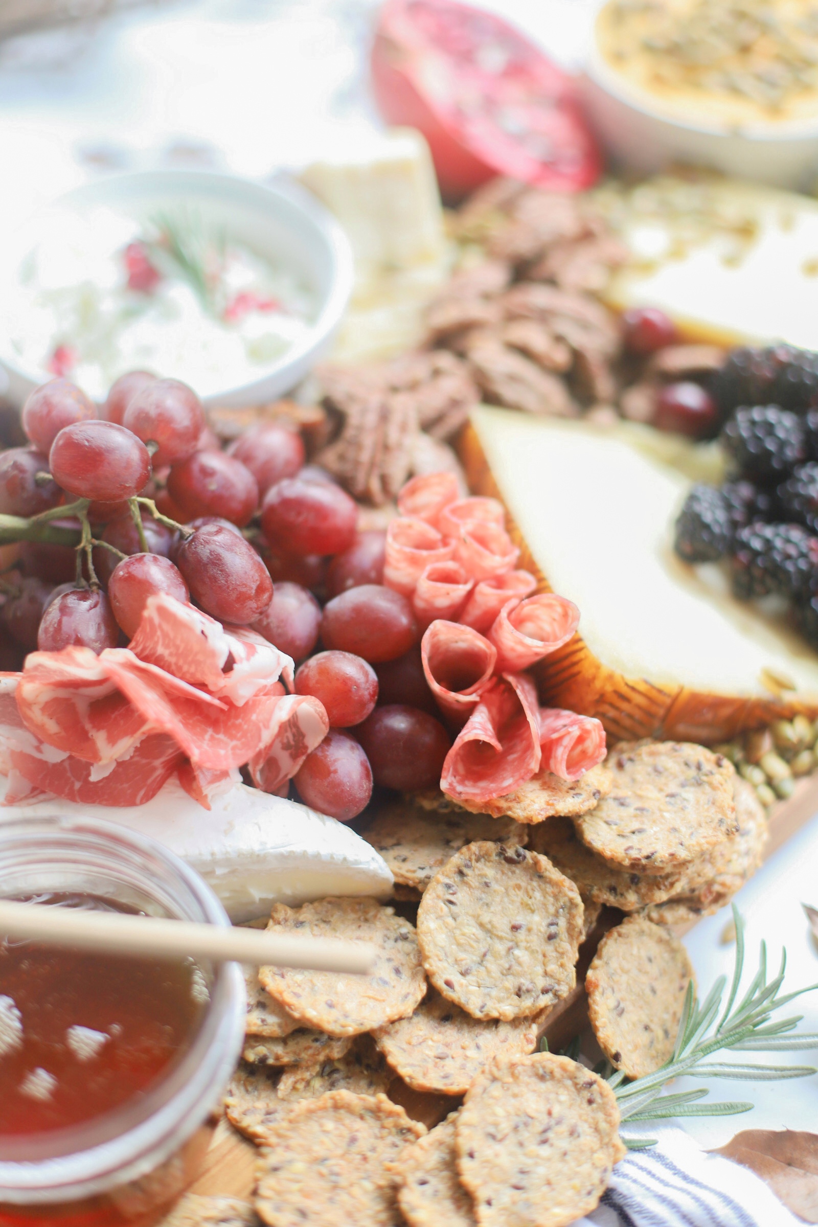 Putting together a big, beautiful charcuterie board is easier than you think. Make this impressive Thanksgiving cheese board for the fall holiday this year and seriously wow all of your guests! | glitterinc.com | @glitterinc