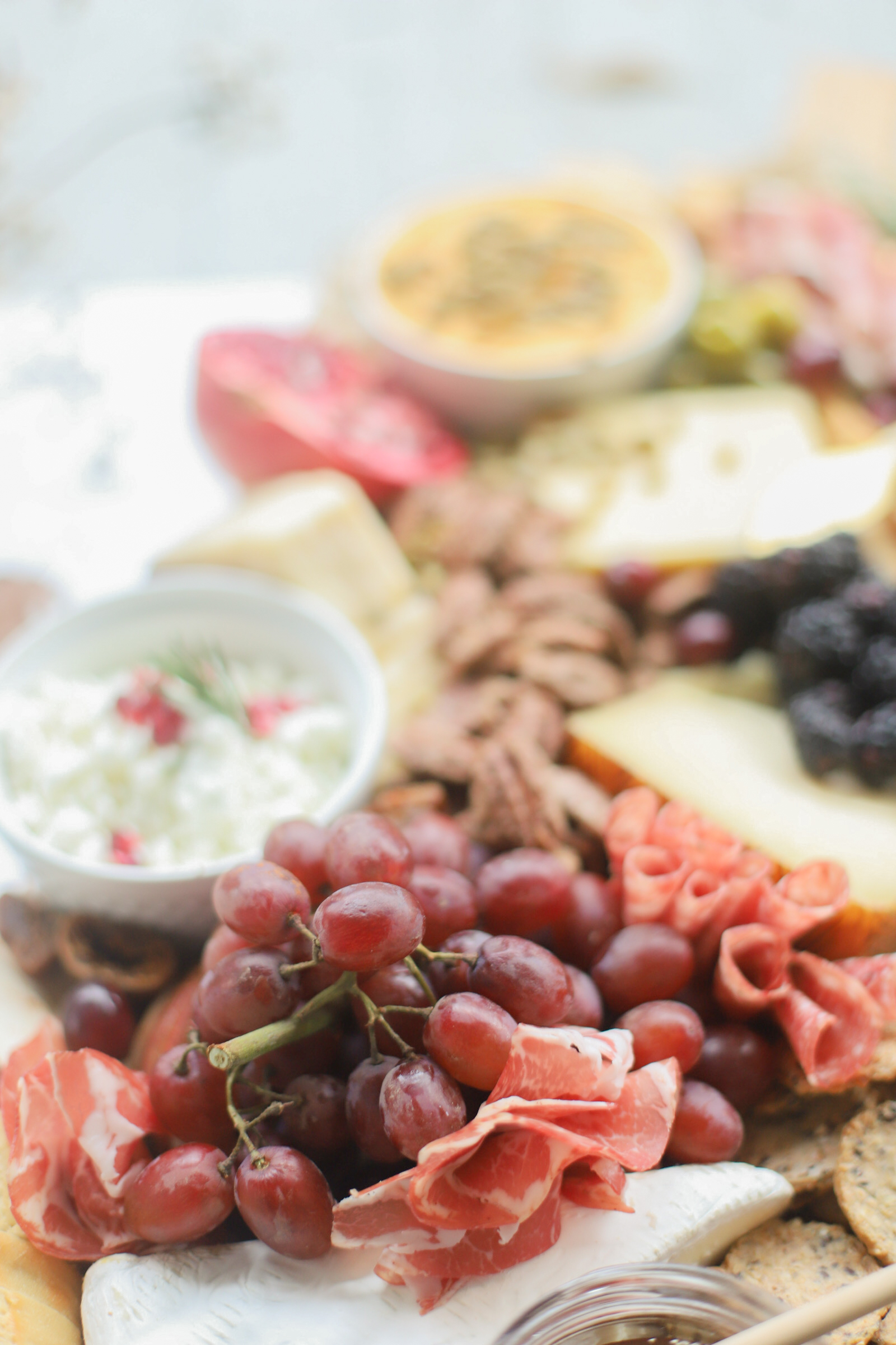 Putting together a big, beautiful charcuterie board is easier than you think. Make this impressive Thanksgiving cheese board for the fall holiday this year and seriously wow all of your guests! | glitterinc.com | @glitterinc