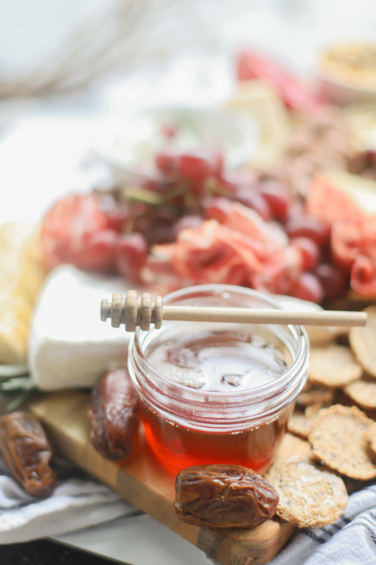 Putting together a big, beautiful charcuterie board is easier than you think. Make this impressive Thanksgiving cheese board for the fall holiday this year and seriously wow all of your guests! | glitterinc.com | @glitterinc