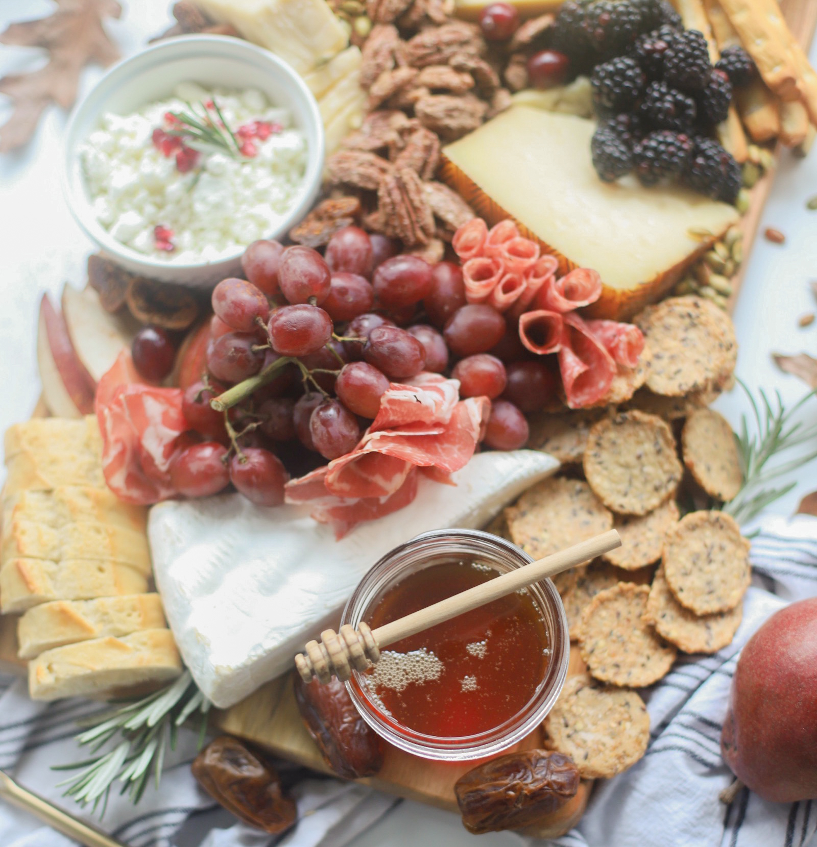 Putting together a big, beautiful charcuterie board is easier than you think. Make this impressive Thanksgiving cheese board for the fall holiday this year and seriously wow all of your guests! | glitterinc.com | @glitterinc