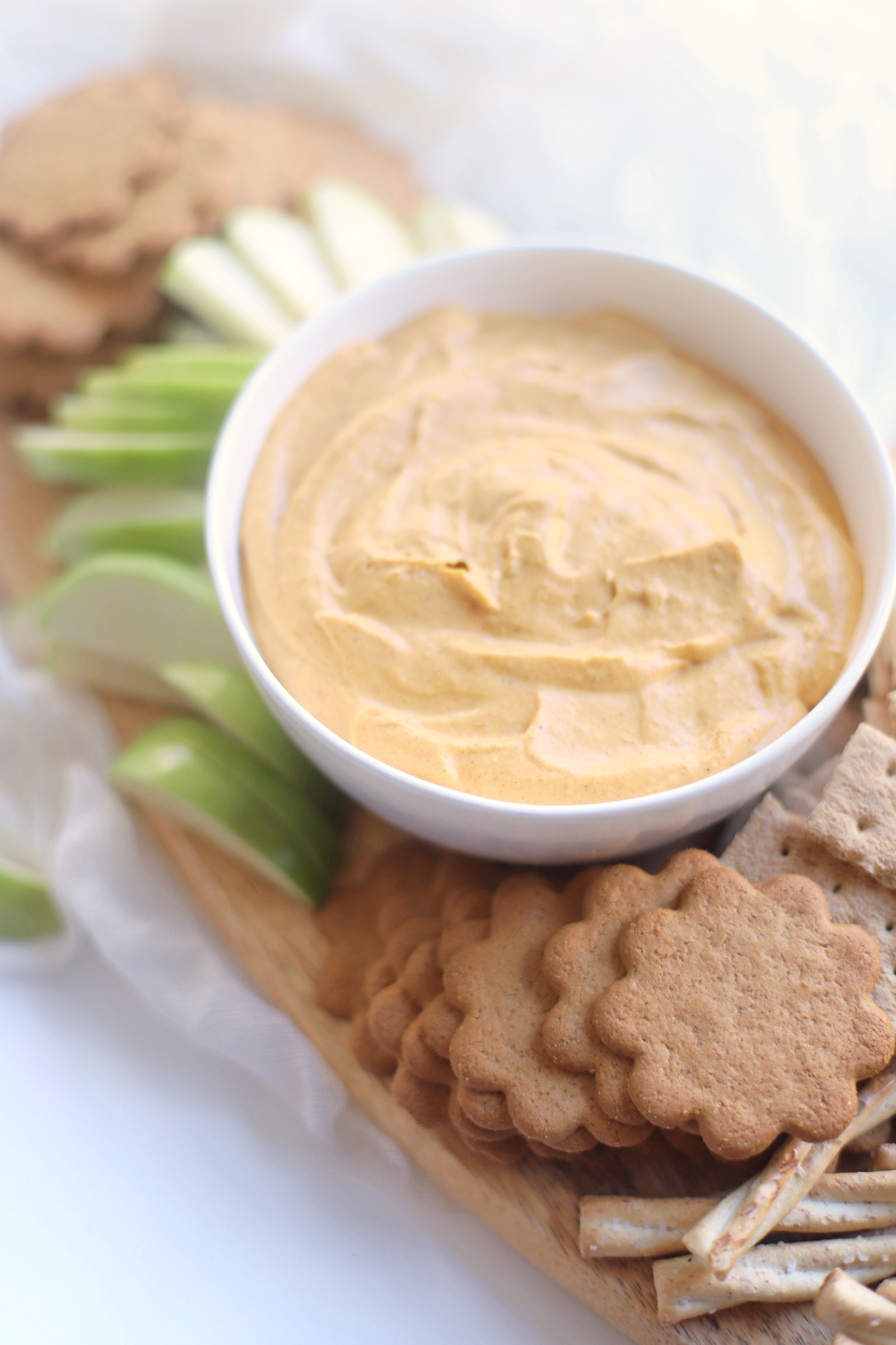 This Unbelievably Good Sweet Vegan Pumpkin Dip is basically no-bake pumpkin pie in dip form. Serve it with fresh fruit, graham crackers, ginger snaps, and pretzels for the best ever easy crowd-pleasing fall party dessert! Click through for the recipe. | glitterinc.com | @glitterinc