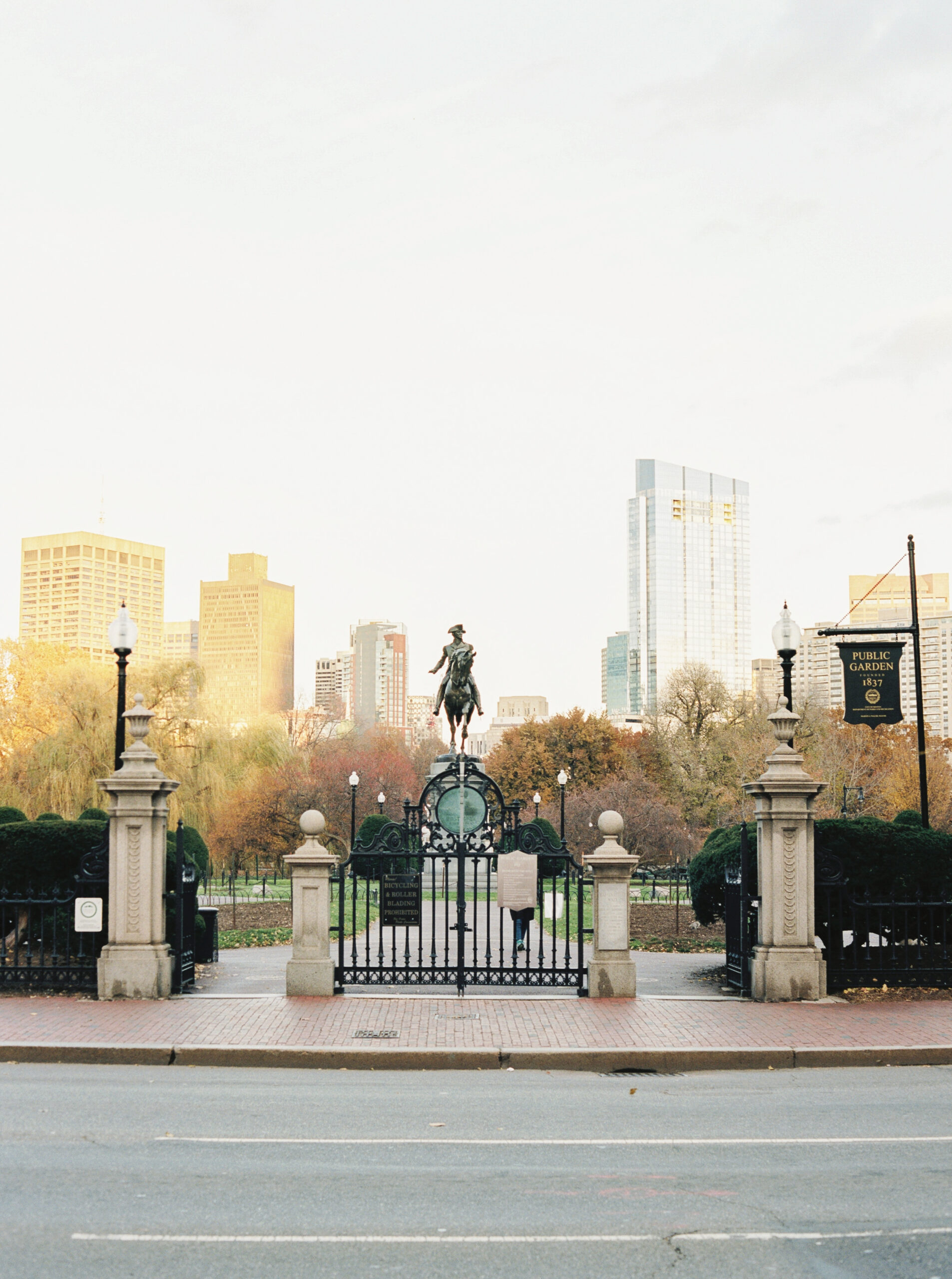 Visiting Boston? These are the must see and cannot miss sights and attractions in Boston, including the best parks, museums, shopping, historic sites, and places to eat throughout the city! | glitterinc.com | @glitterinc