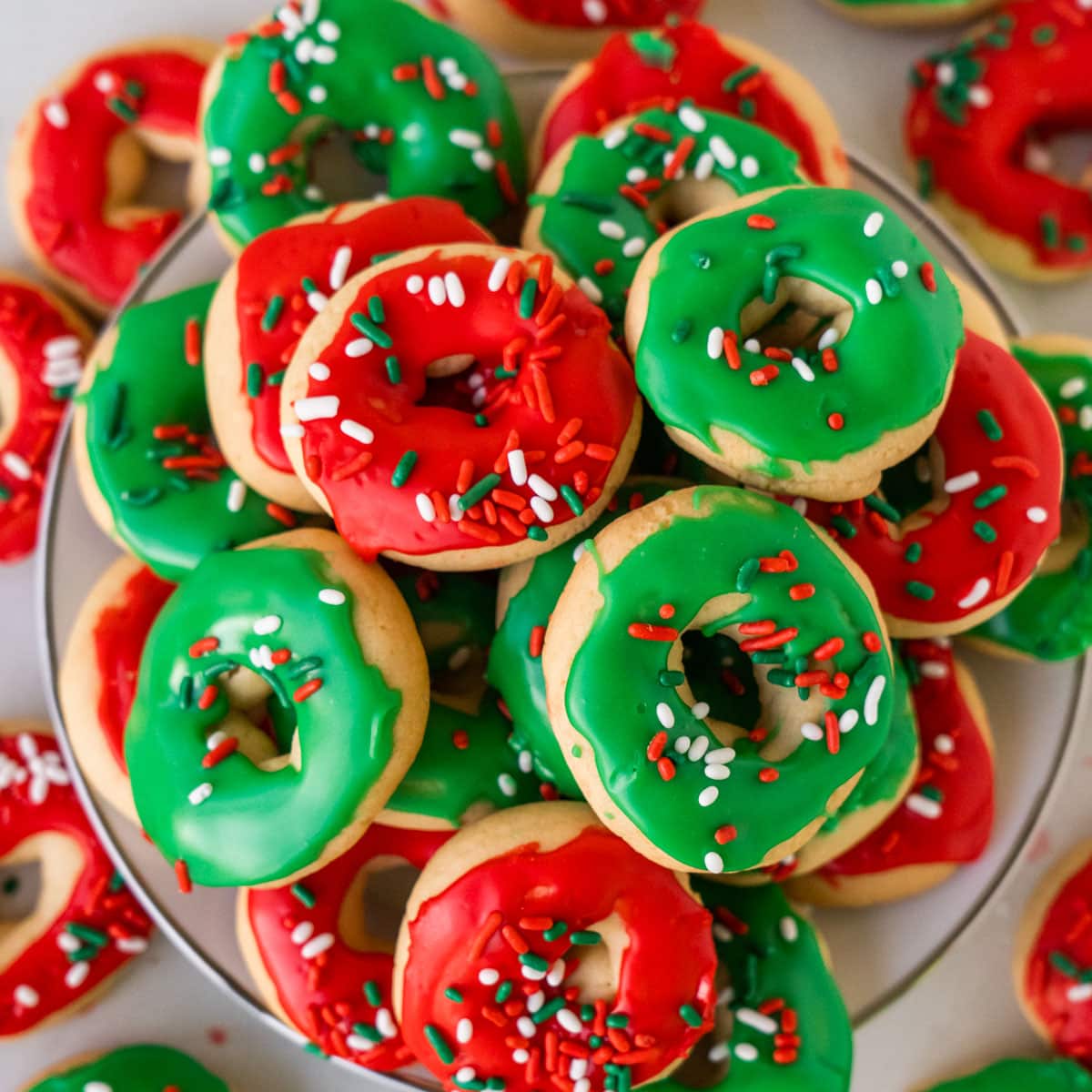 Christmas Donut Cookies, plus how to throw a Christmas cookie exchange this holiday season! These hosting tips will help you to plan one awesome cookie swap party, including more than 40 recipes for our favorite holiday cookies ever! | glitterinc.com | @glitterinc