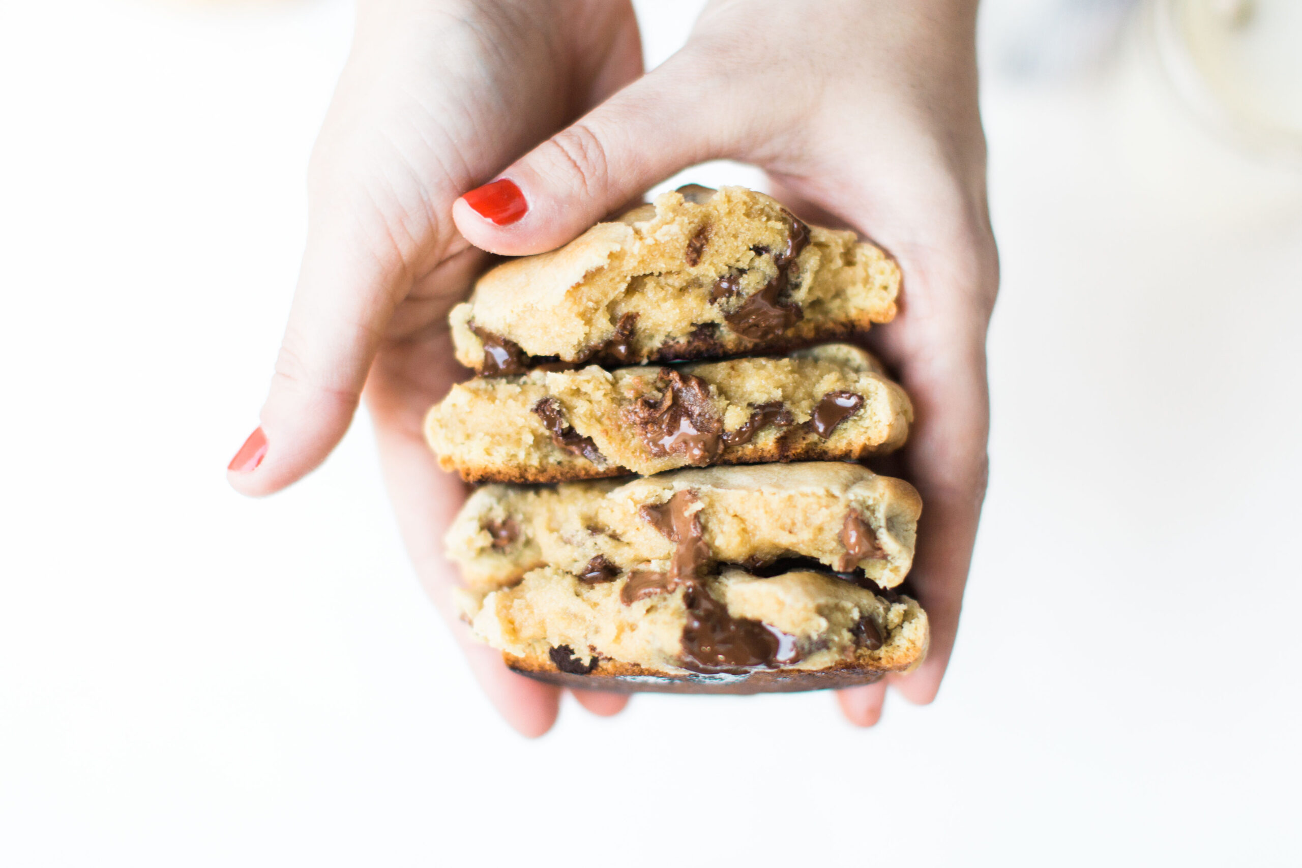 Famous Levain Bakery Chocolate Chip Cookies, plus how to throw a Christmas cookie exchange this holiday season! These hosting tips will help you to plan one awesome cookie swap party, including more than 40 recipes for our favorite holiday cookies ever! | glitterinc.com | @glitterinc