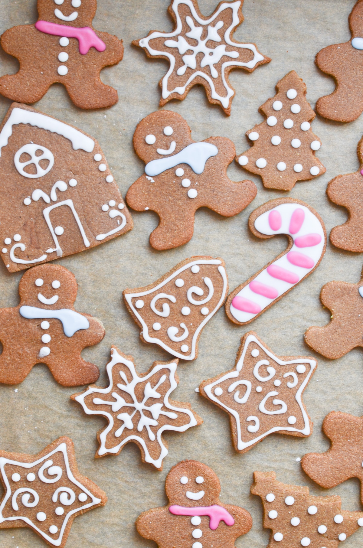 Easy Vegan Gingerbread Cookies, plus how to throw a Christmas cookie exchange this holiday season! These hosting tips will help you to plan one awesome cookie swap party, including more than 40 recipes for our favorite holiday cookies ever! | glitterinc.com | @glitterinc