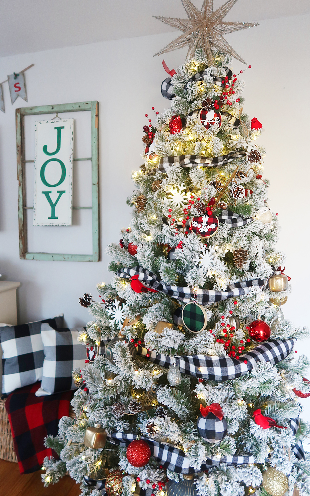 Learn to decorate your Christmas tree like a pro this holiday season with these easy and amazing tree decorating ideas and step by step tutorials! | glitterinc.com | @glitterinc // Flocked Buffalo Check Christmas Tree