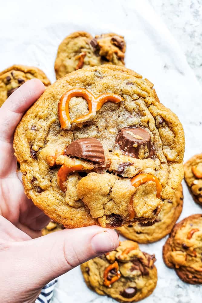 Peanut Butter Cup Cookies with Pretzels, plus how to throw a Christmas cookie exchange this holiday season! These hosting tips will help you to plan one awesome cookie swap party, including more than 40 recipes for our favorite holiday cookies ever! | glitterinc.com | @glitterinc