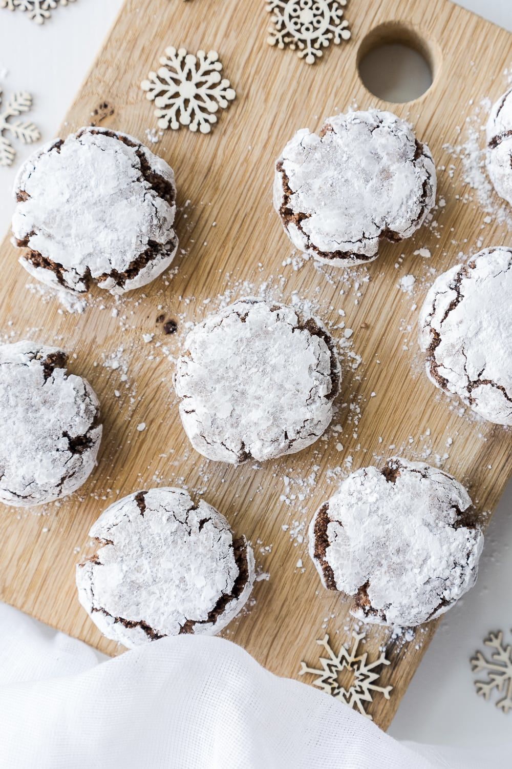 Vegan Chocolate Amaretti Cookies, plus how to throw a Christmas cookie exchange this holiday season! These hosting tips will help you to plan one awesome cookie swap party, including more than 40 recipes for our favorite holiday cookies ever! | glitterinc.com | @glitterinc