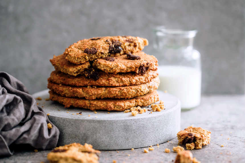 Vegan Oatmeal Cookies with Chocolate Chips | glitterinc.com | @glitterinc