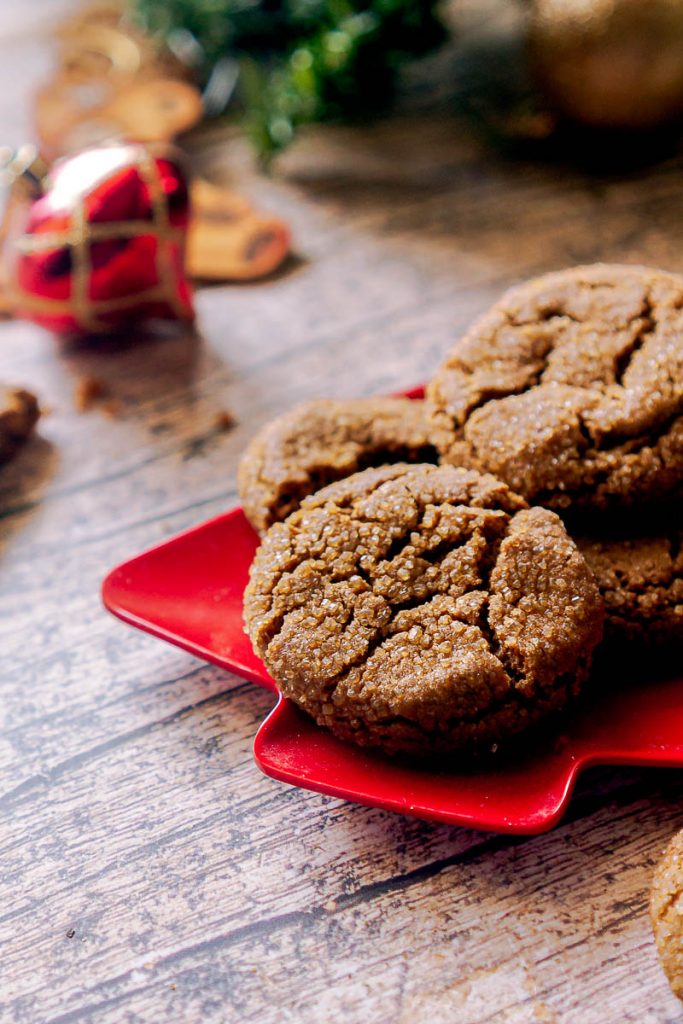 Crispy, Snappy Gingersnap Cookies | glitterinc.com | @glitterinc