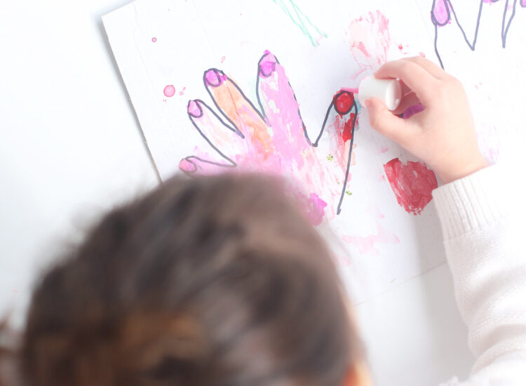 This DIY Kids Cardboard Manicure Activity is easy to set up, everything you will need you already have, and kids LOVE painting the pretend nails! | glitterinc.com | @glitterinc