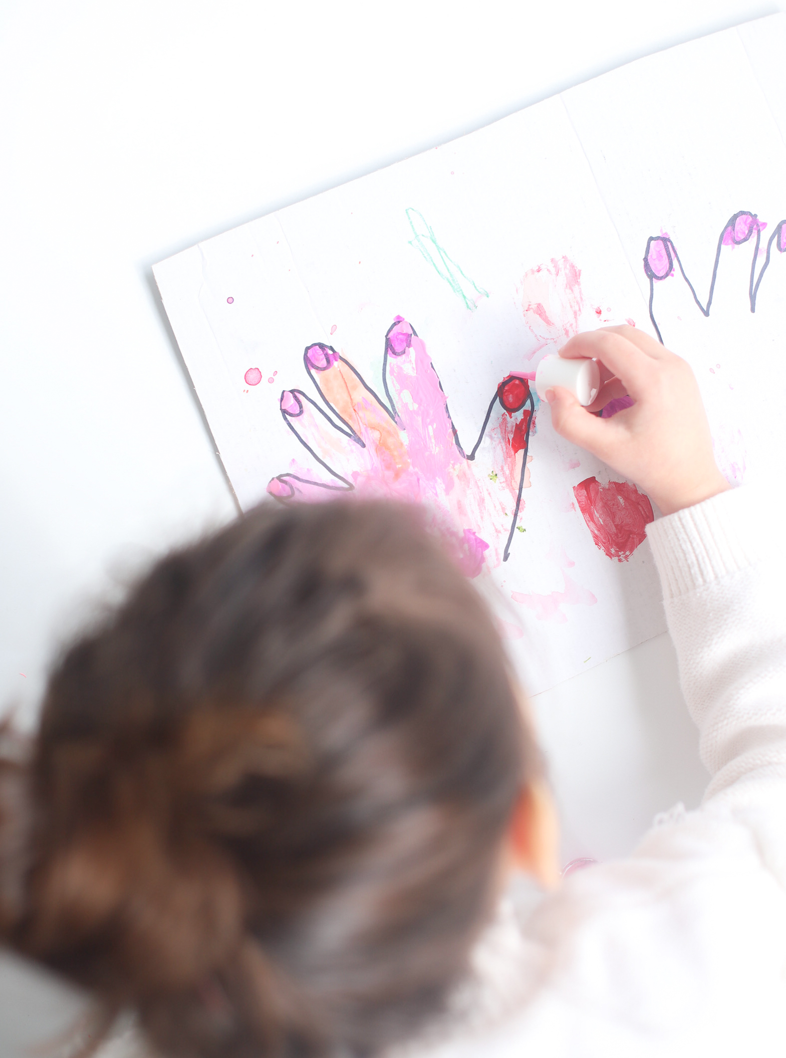 This DIY Kids Cardboard Manicure Activity is easy to set up, everything you will need you already have, and kids LOVE painting the pretend nails! | glitterinc.com | @glitterinc