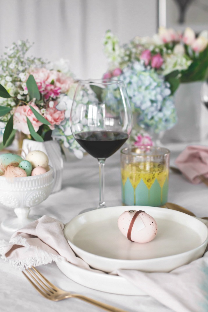 Beautiful Easter tablescape ideas you can use for brunch or dinner entertaining.