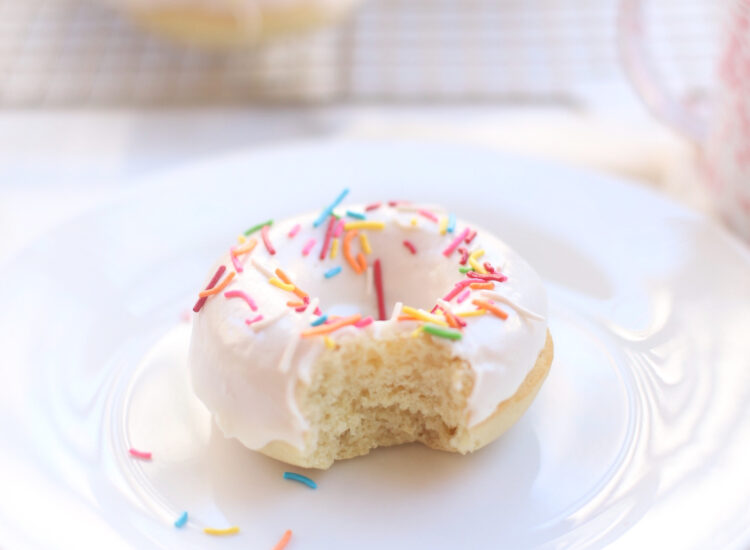 How to Make The Yummiest Vegan Vanilla Donuts - RECIPE - glazed donuts - baked doughnuts - GLITTERINC.COM