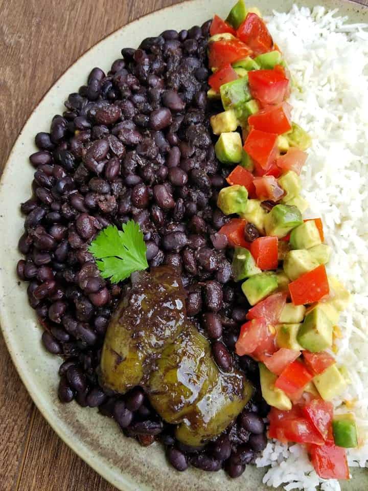 These family-friendly meals use pantry ingredients like beans, lentils, canned goods, pasta, rice, and broth, plus or minus staples that keep well in the freezer or refrigerator. These flexible recipes are all about using what you have on hand to make easy, delicious lunches and dinners! | glitterinc.com | @glitterinc // Vegan Cuban Black Beans