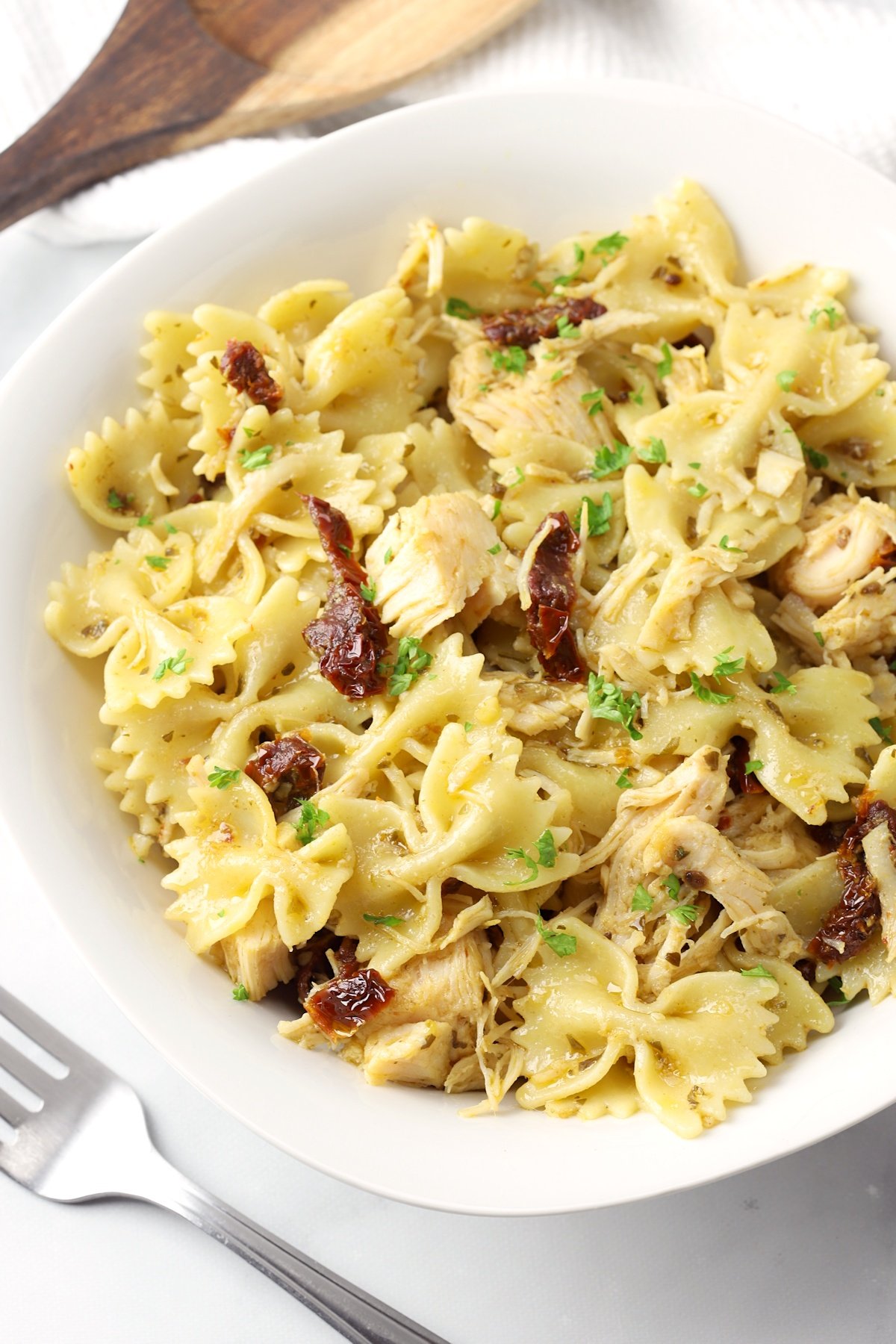These family-friendly meals use pantry ingredients like beans, lentils, canned goods, pasta, rice, and broth, plus or minus staples that keep well in the freezer or refrigerator. These flexible recipes are all about using what you have on hand to make easy, delicious lunches and dinners! | glitterinc.com | @glitterinc // 5-Ingredient Pesto Chicken Pasta