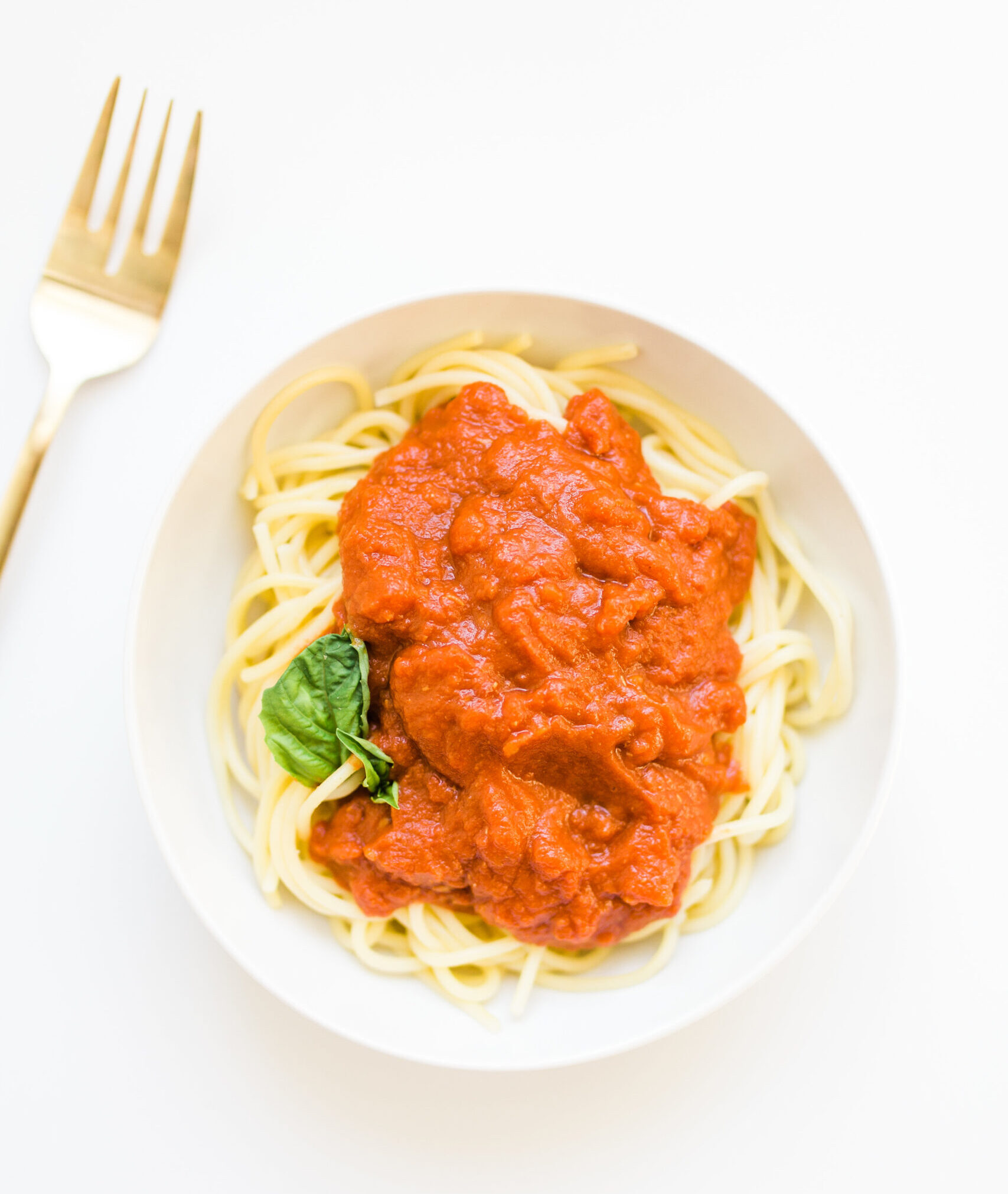 These family-friendly meals use pantry ingredients like beans, lentils, canned goods, pasta, rice, and broth, plus or minus staples that keep well in the freezer or refrigerator. These flexible recipes are all about using what you have on hand to make easy, delicious lunches and dinners! | glitterinc.com | @glitterinc // Classic Marinara Sauce - 3-Ingredient Tomato Butter Sauce