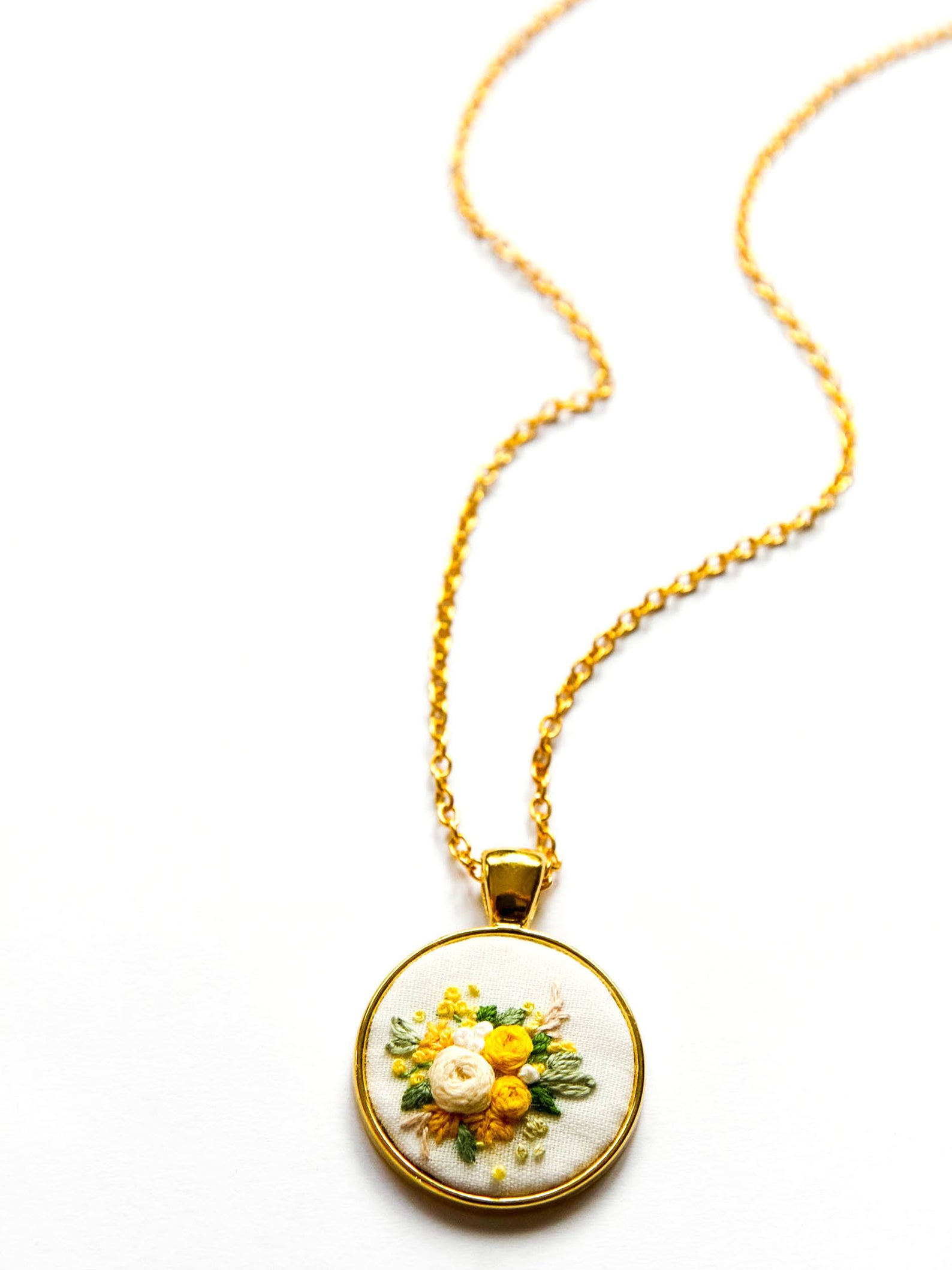 WEEKLY FINDS // Hand Embroidered Flowers Necklace