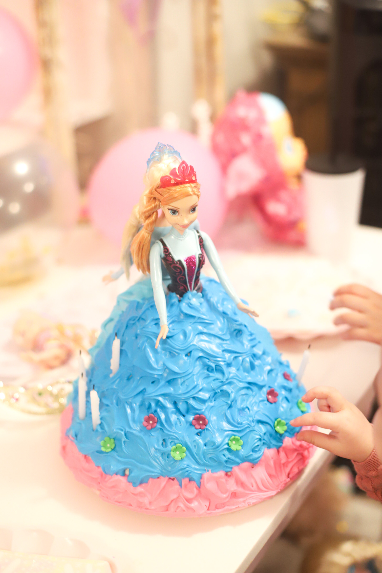 Planning a birthday party for your kids while staying home and social distancing? We threw our 6 year old a social distance Frozen themed birthday party at home and she loved every second of it. Here are a few tips for making your little one’s birthday at home extra special! | @glitterinclexi | GLITTERINC.COM