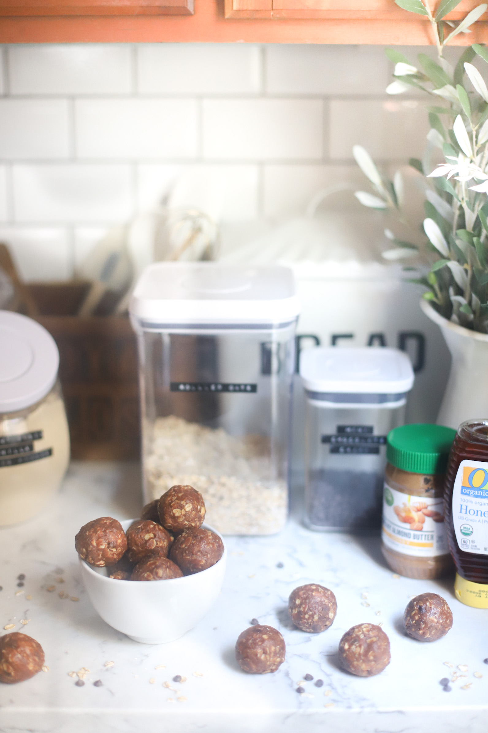 Need a healthier snack to satisfy your sweet tooth? These easy no-bake chocolate chip cookie energy bites are full of healthier ingredients like gluten-free oats, almond butter, and plant-based protein powder; and bonus: they taste just like chocolate chip cookies! | @glitterinclexi | GLITTERINC.COM