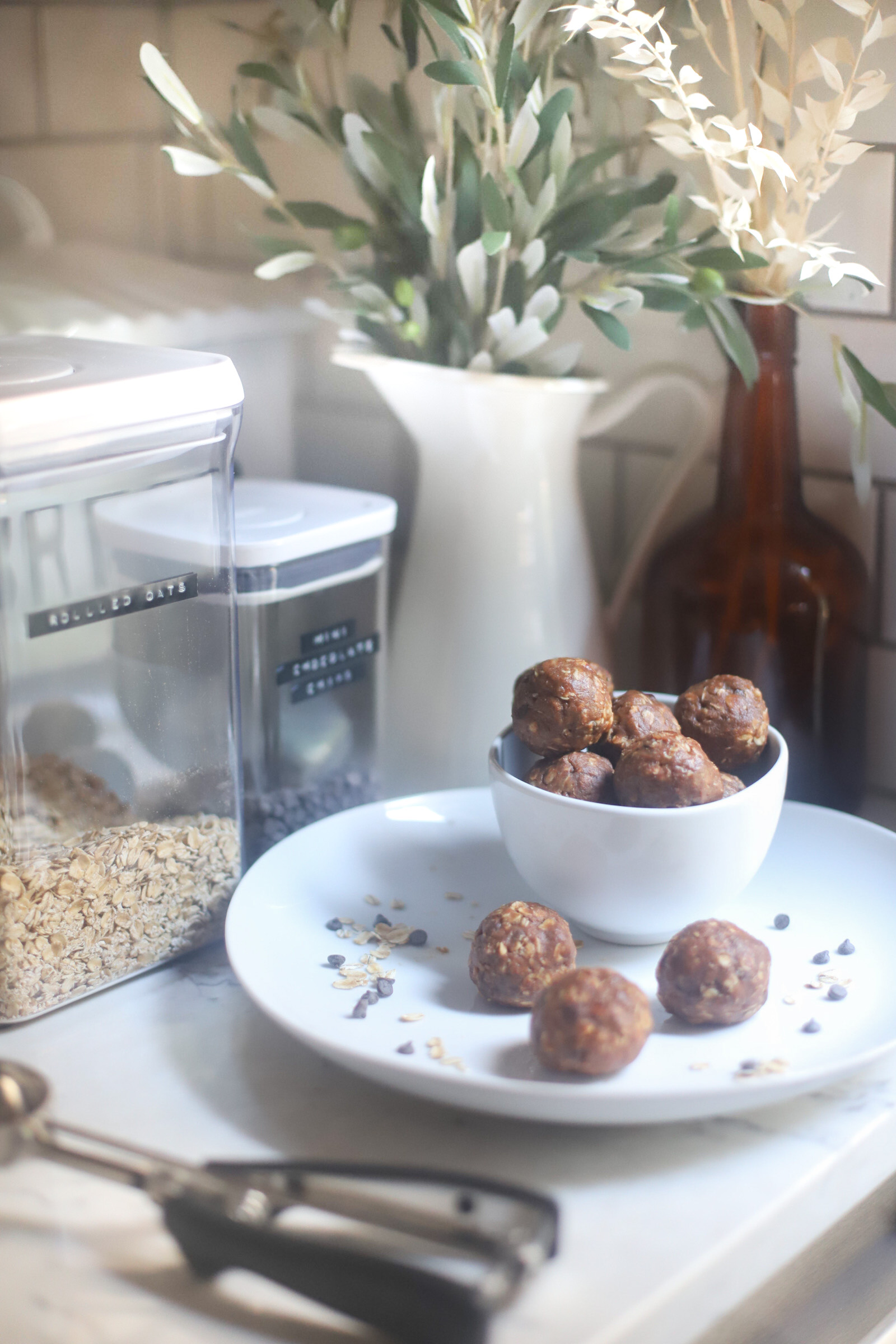 Need a healthier snack to satisfy your sweet tooth? These easy no-bake chocolate chip cookie energy bites are full of healthier ingredients like gluten-free oats, almond butter, and plant-based protein powder; and bonus: they taste just like chocolate chip cookies! | @glitterinclexi | GLITTERINC.COM