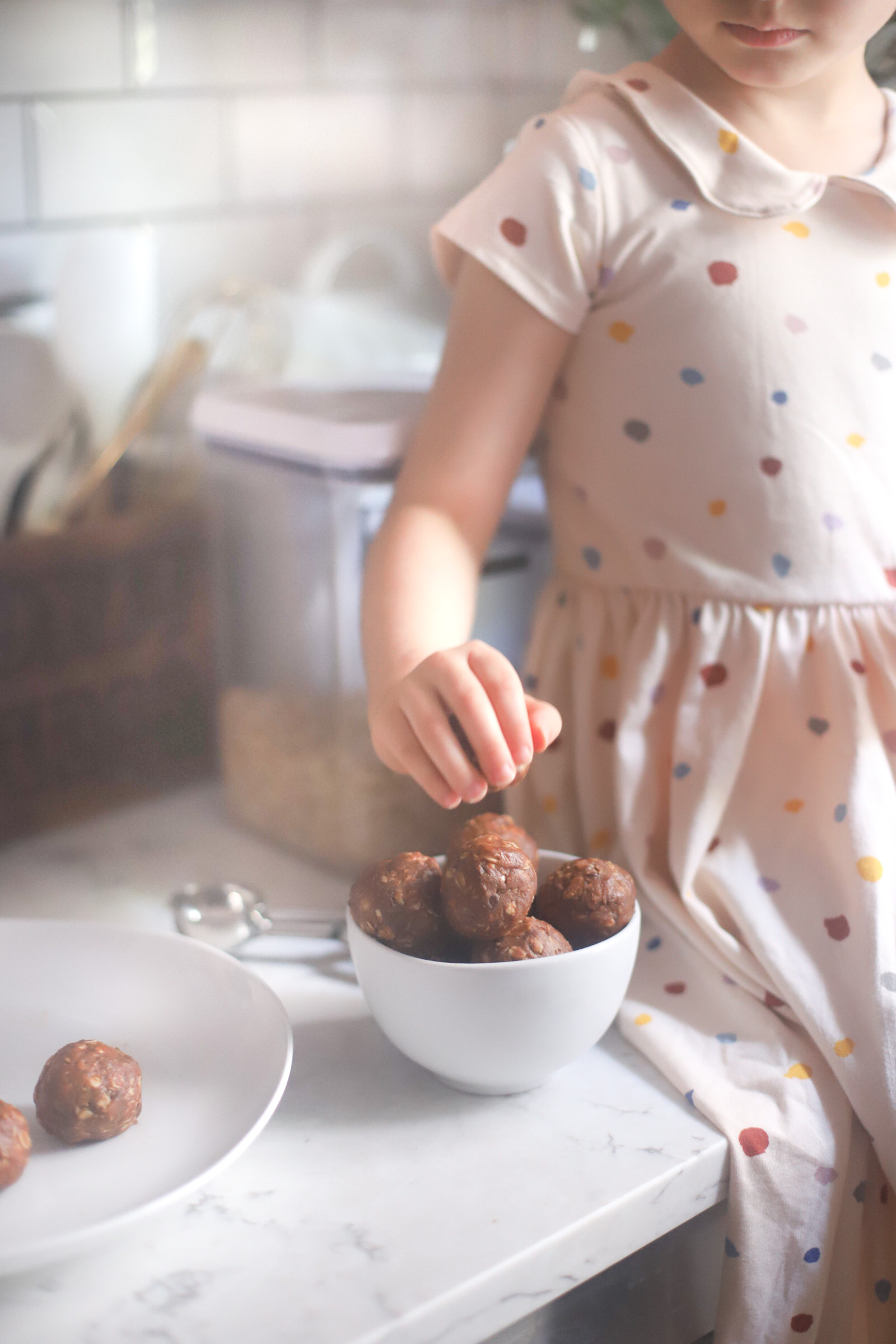 Need a healthier snack to satisfy your sweet tooth? These easy no-bake chocolate chip cookie energy bites are full of healthier ingredients like gluten-free oats, almond butter, and plant-based protein powder; and bonus: they taste just like chocolate chip cookies! | @glitterinclexi | GLITTERINC.COM