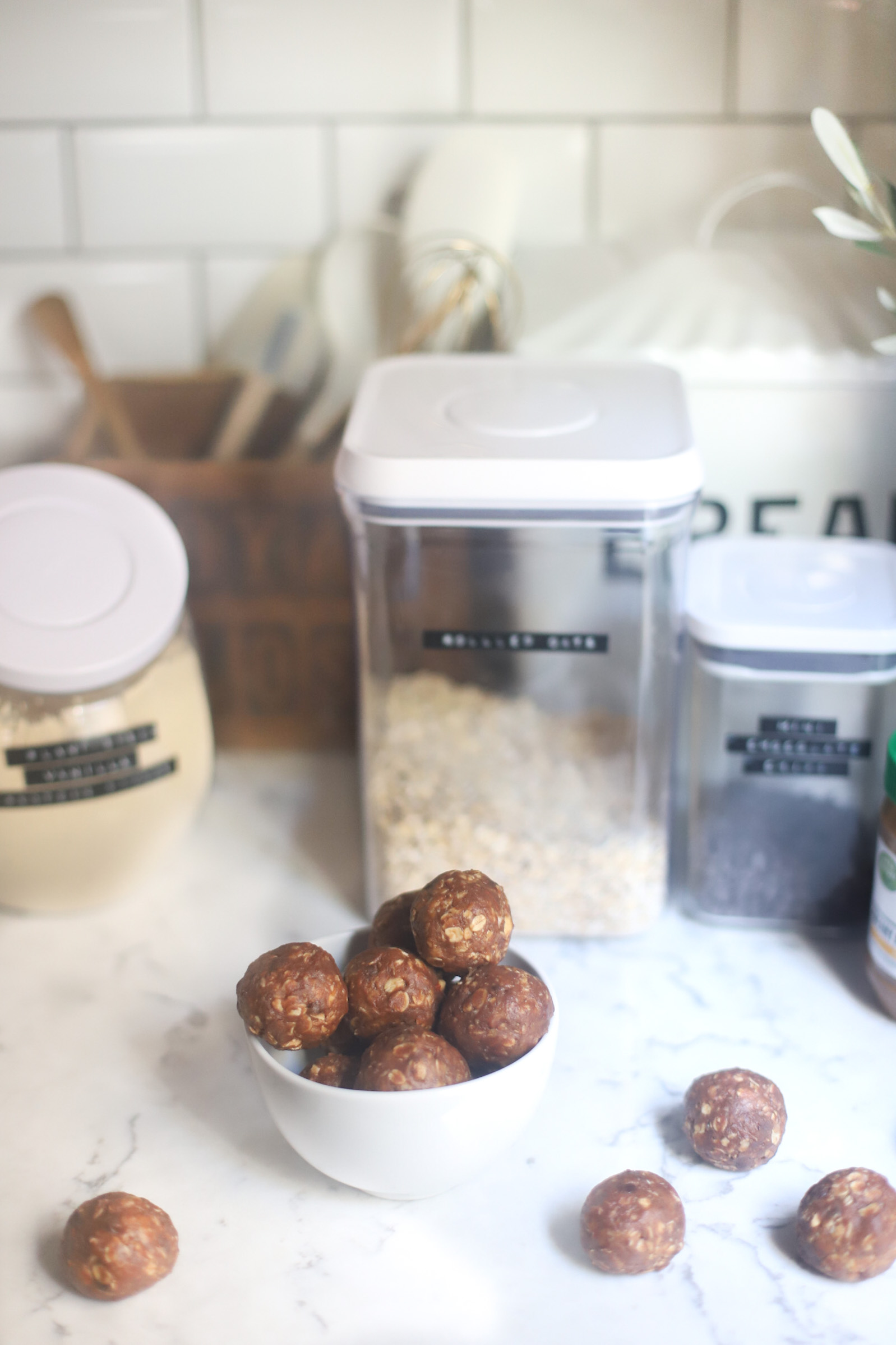 Need a healthier snack to satisfy your sweet tooth? These easy no-bake chocolate chip cookie energy bites are full of healthier ingredients like gluten-free oats, almond butter, and plant-based protein powder; and bonus: they taste just like chocolate chip cookies! | @glitterinclexi | GLITTERINC.COM