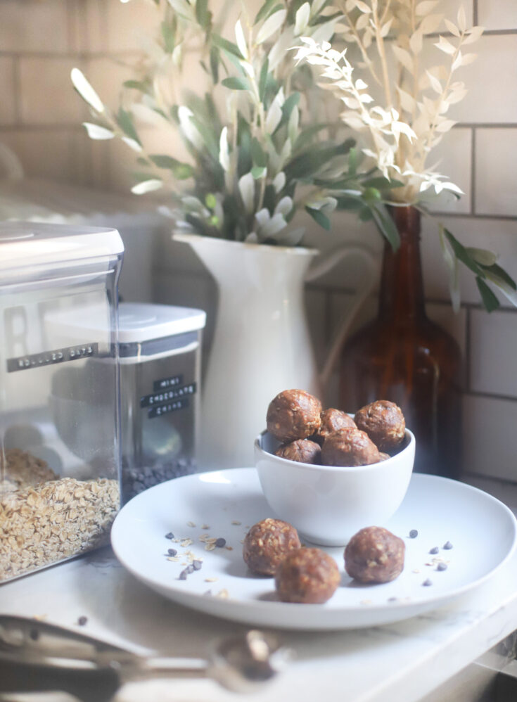 Need a healthier snack to satisfy your sweet tooth? These easy no-bake chocolate chip cookie energy bites are full of healthier ingredients like gluten-free oats, almond butter, and plant-based protein powder; and bonus: they taste just like chocolate chip cookies! | @glitterinclexi | GLITTERINC.COM