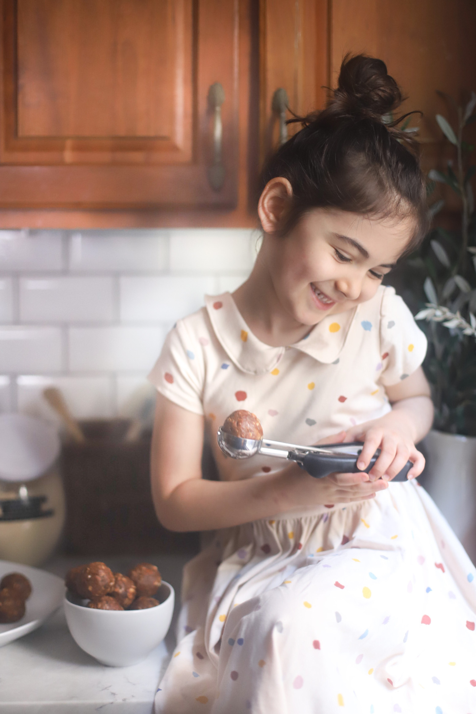 Need a healthier snack to satisfy your sweet tooth? These easy no-bake chocolate chip cookie energy bites are full of healthier ingredients like gluten-free oats, almond butter, and plant-based protein powder; and bonus: they taste just like chocolate chip cookies! | @glitterinclexi | GLITTERINC.COM