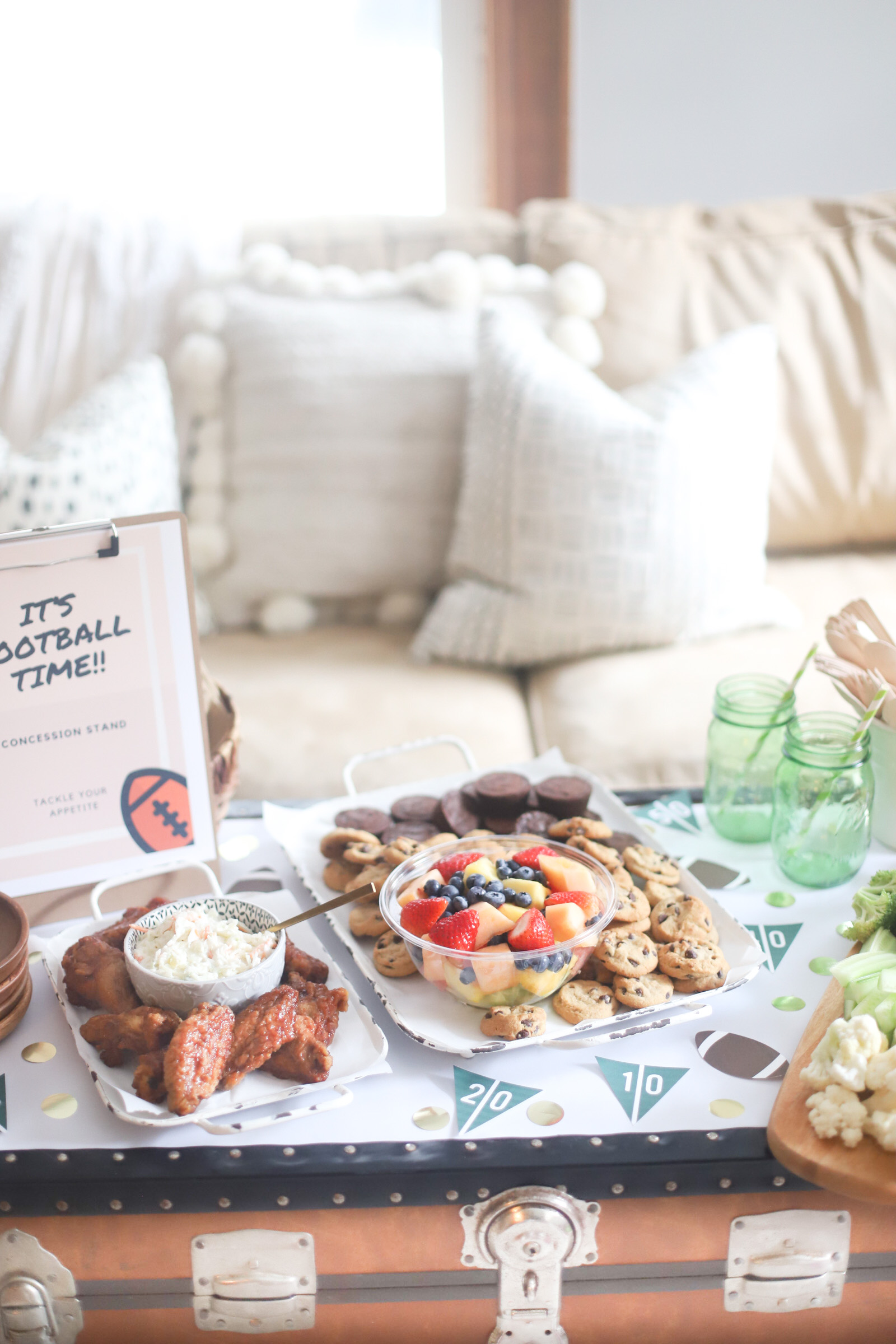 Celebrate This football season by throwing an easy gameday party at home. Watch the game with these simple BIG GAME party tips, football party decoration ideas, and the yummiest game day snacks - no cooking required. | @glitterinclexi | GLITTERINC.COM