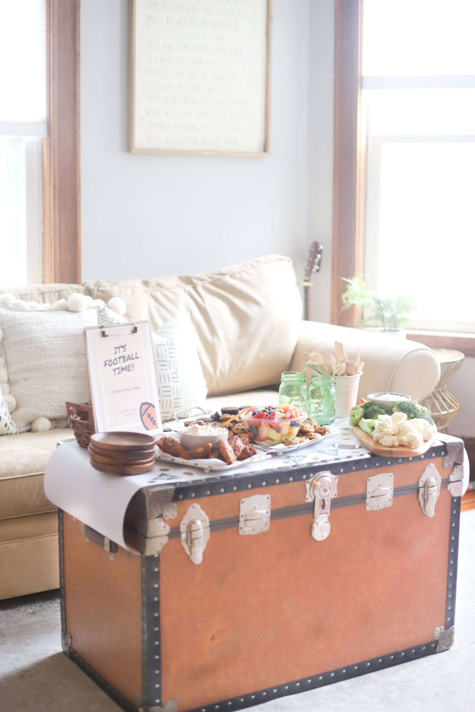 Celebrate This football season by throwing an easy gameday party at home. Watch the game with these simple BIG GAME party tips, football party decoration ideas, and the yummiest game day snacks - no cooking required. | @glitterinclexi | GLITTERINC.COM