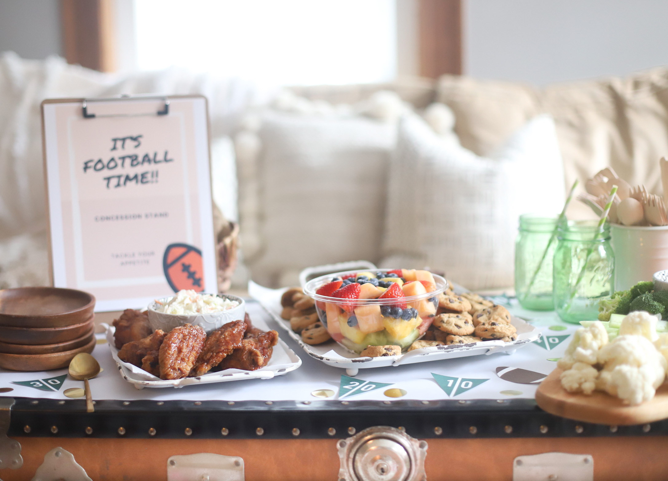 Celebrate This football season by throwing an easy gameday party at home. Watch the game with these simple BIG GAME party tips, football party decoration ideas, and the yummiest game day snacks - no cooking required. | @glitterinclexi | GLITTERINC.COM