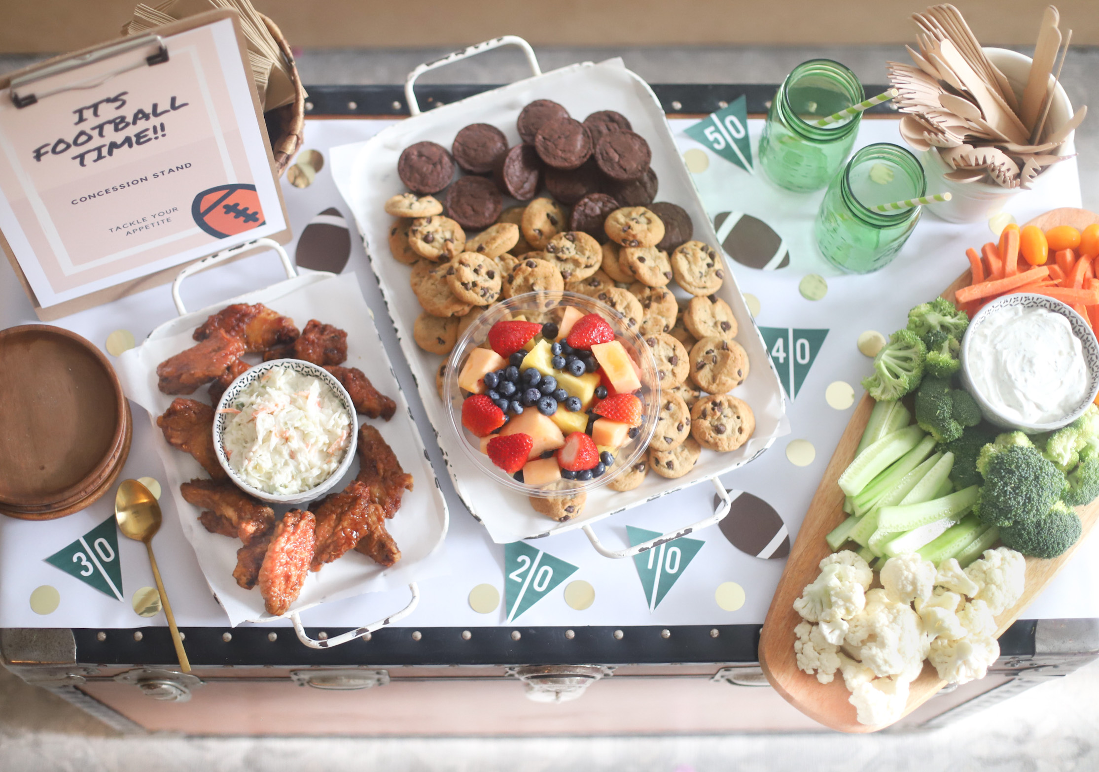 Celebrate This football season by throwing an easy gameday party at home. Watch the game with these simple BIG GAME party tips, football party decoration ideas, and the yummiest game day snacks - no cooking required. | @glitterinclexi | GLITTERINC.COM