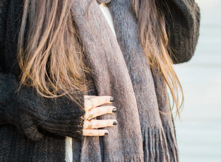 Bundle up in one of these 25 cozy scarves; perfect for layering, staying warm and looking chic all fall and winter long. | @glitterinclexi | GLITTERINC.COM