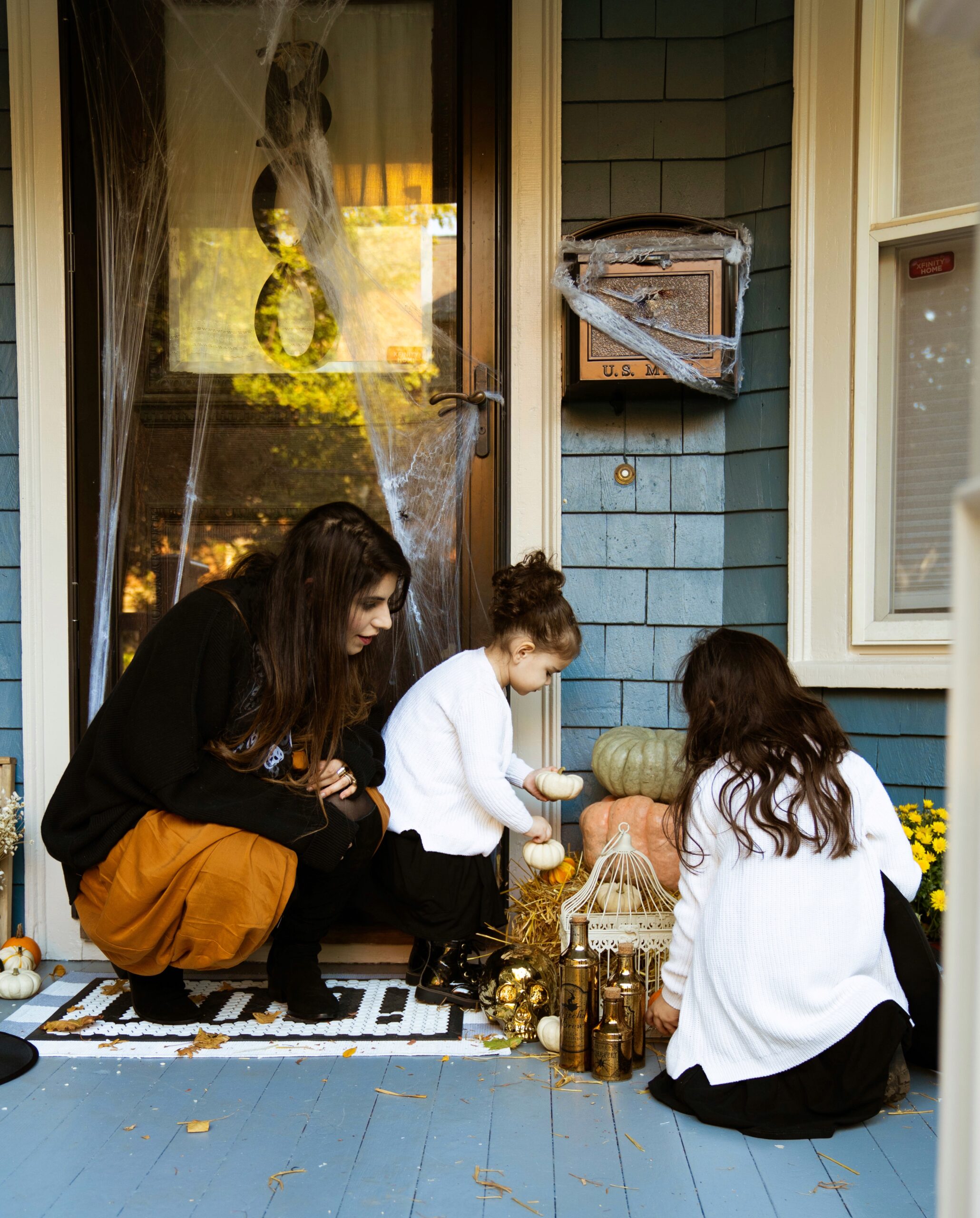 It’s time to decorate your front porch for fall! I’m sharing easy tips and tricks for styling a Halloween porch that can easily transition to a fall porch just in time for Thanksgiving! | @glitterinclexi | GLITTERINC.COM