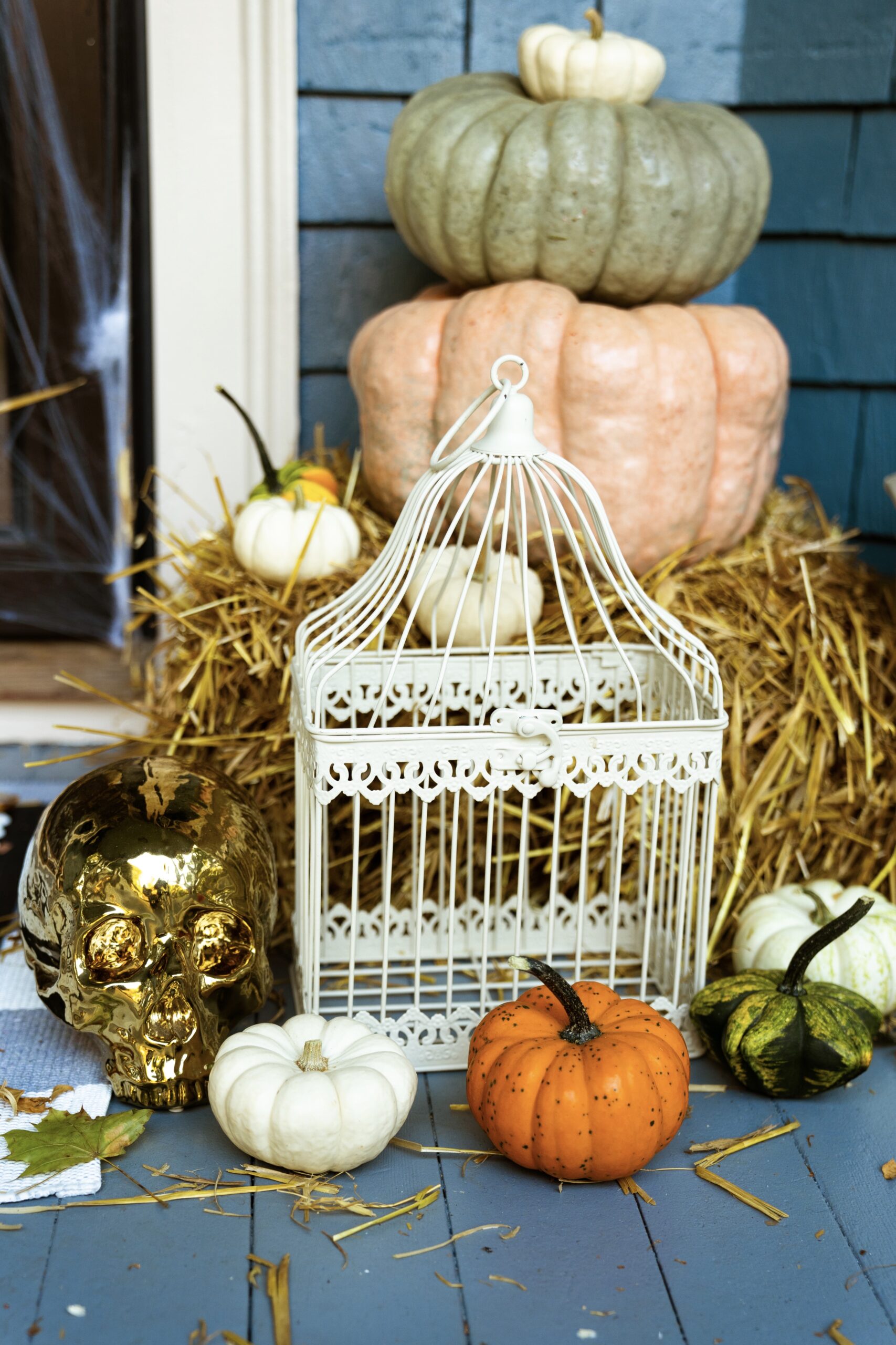 It’s time to decorate your front porch for fall! I’m sharing easy tips and tricks for styling a Halloween porch that can easily transition to a fall porch just in time for Thanksgiving! | @glitterinclexi | GLITTERINC.COM