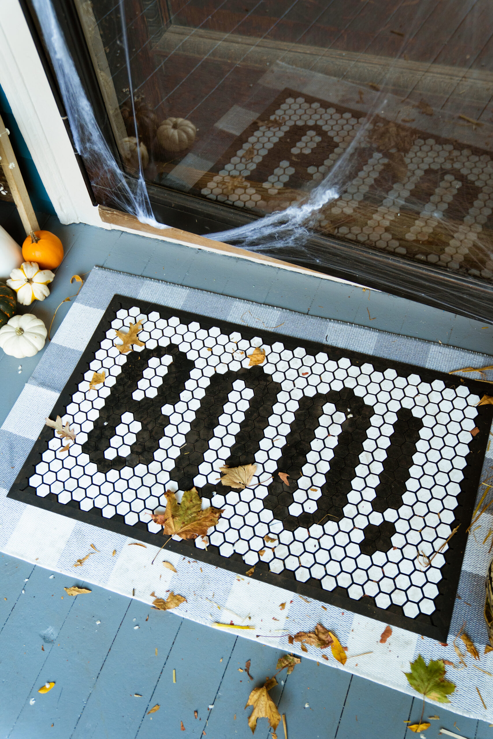 It’s time to decorate your front porch for fall! I’m sharing easy tips and tricks for styling a Halloween porch that can easily transition to a fall porch just in time for Thanksgiving! | @glitterinclexi | GLITTERINC.COM