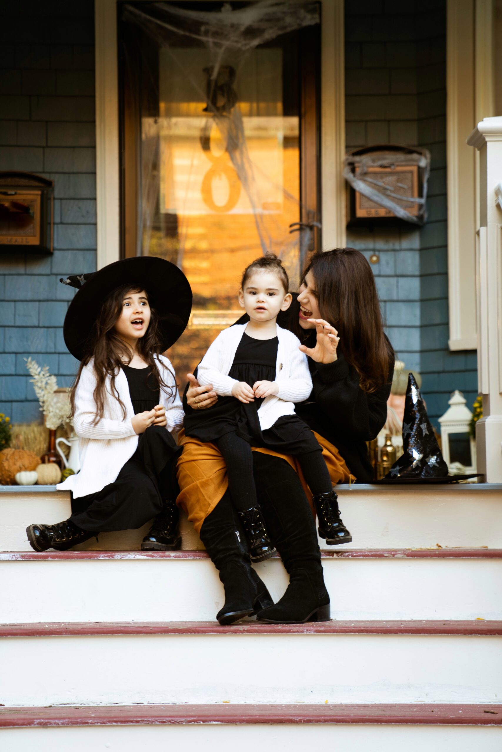 It’s time to decorate your front porch for fall! I’m sharing easy tips and tricks for styling a Halloween porch that can easily transition to a fall porch just in time for Thanksgiving! | @glitterinclexi | GLITTERINC.COM