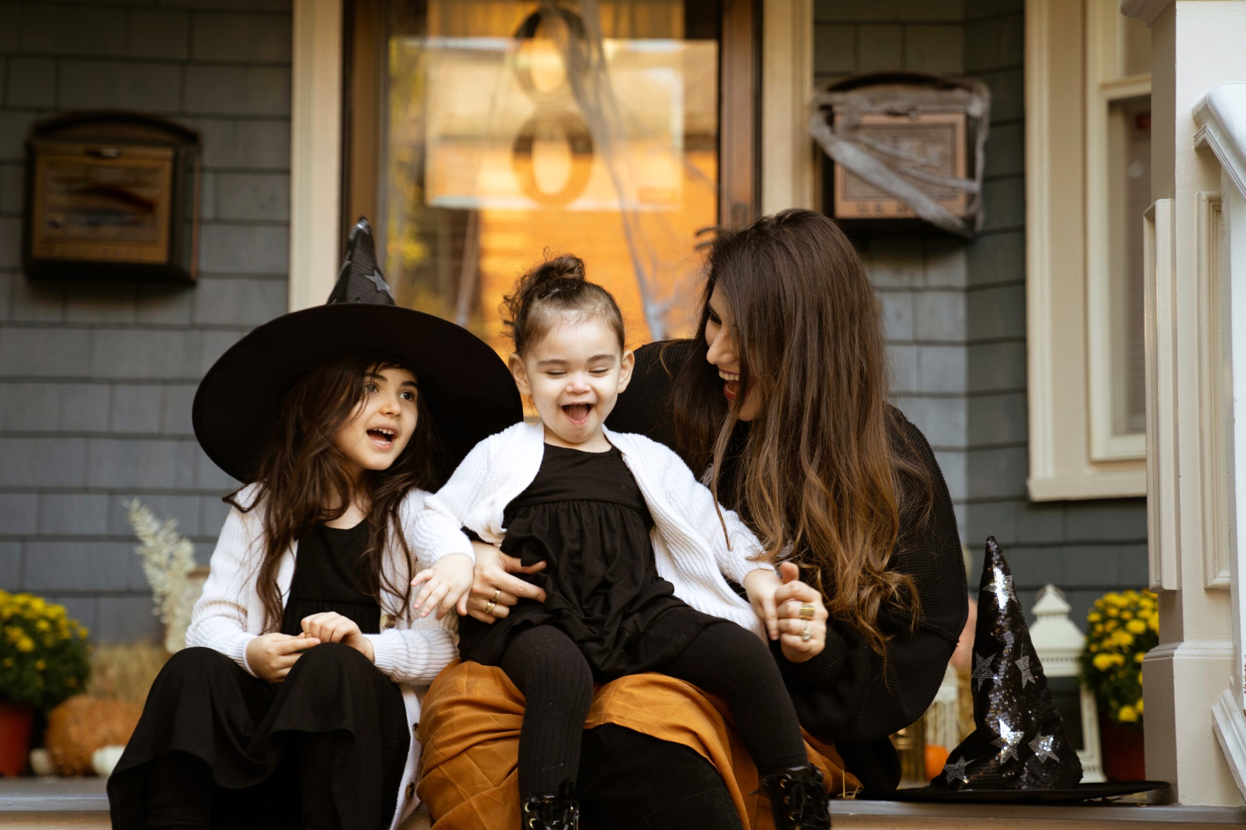 It’s time to decorate your front porch for fall! I’m sharing easy tips and tricks for styling a Halloween porch that can easily transition to a fall porch just in time for Thanksgiving! | @glitterinclexi | GLITTERINC.COM