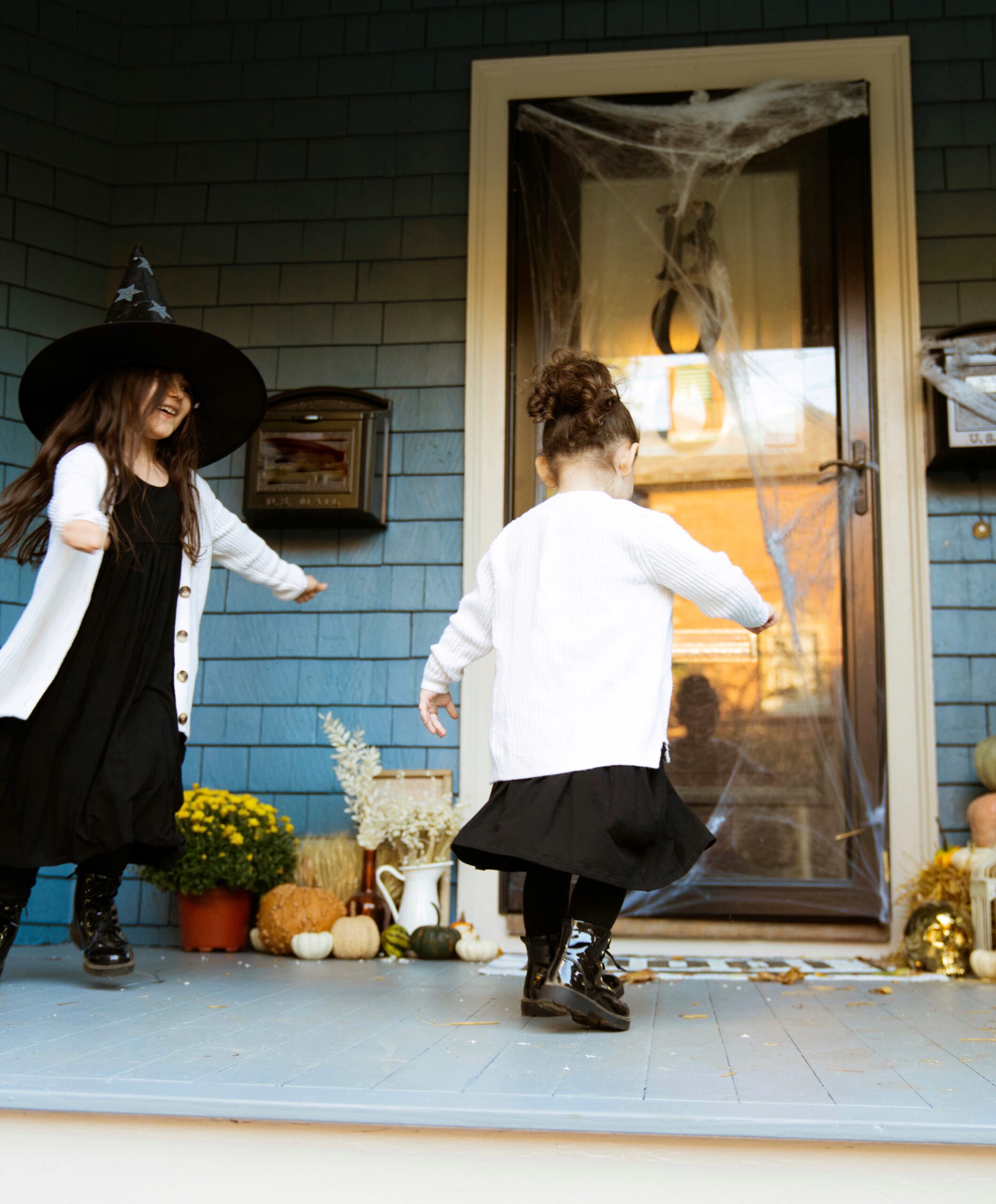 It’s time to decorate your front porch for fall! I’m sharing easy tips and tricks for styling a Halloween porch that can easily transition to a fall porch just in time for Thanksgiving! | @glitterinclexi | GLITTERINC.COM