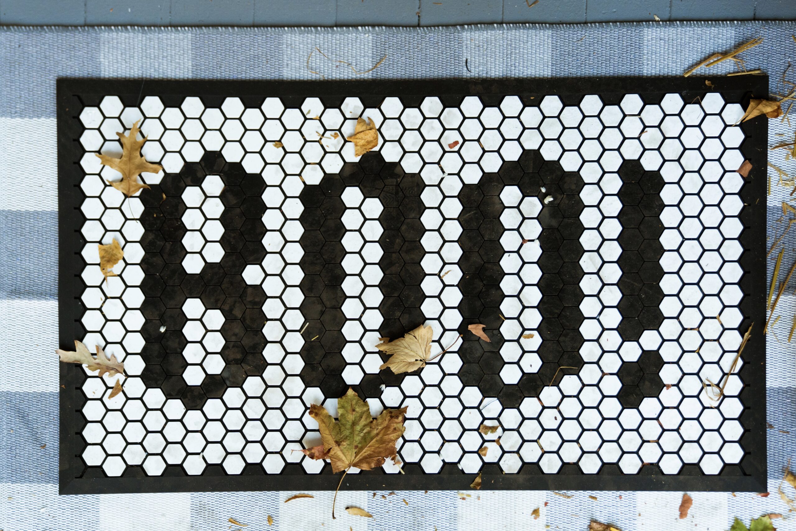 It’s time to decorate your front porch for fall! I’m sharing easy tips and tricks for styling a Halloween porch that can easily transition to a fall porch just in time for Thanksgiving! | @glitterinclexi | GLITTERINC.COM