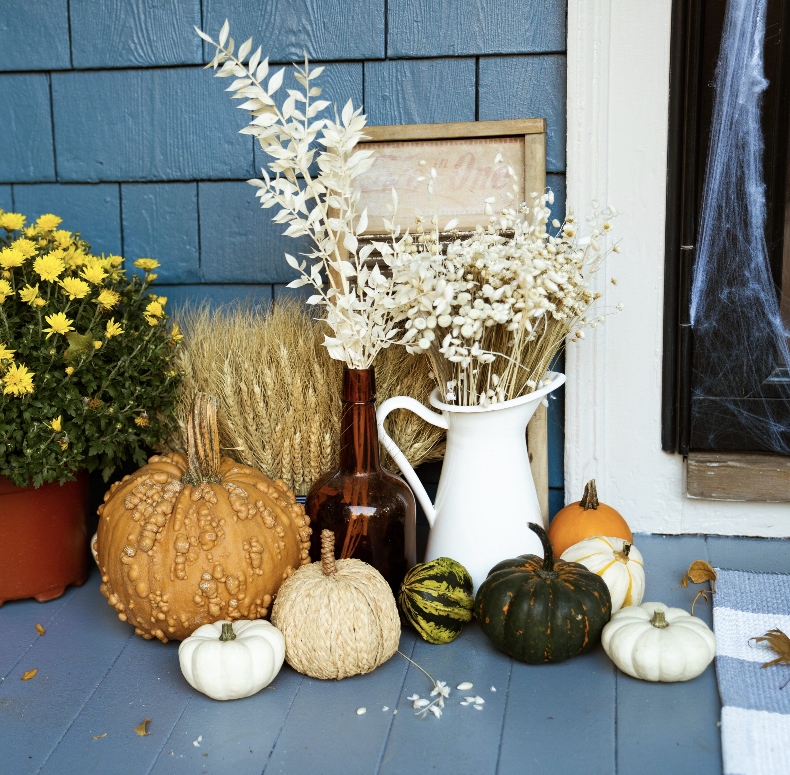 It’s time to decorate your front porch for fall! I’m sharing easy tips and tricks for styling a Halloween porch that can easily transition to a fall porch just in time for Thanksgiving! | @glitterinclexi | GLITTERINC.COM