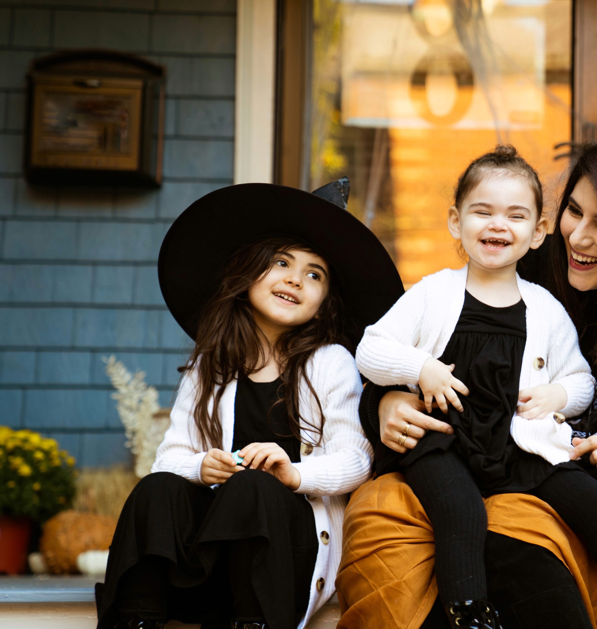 It’s time to decorate your front porch for fall! I’m sharing easy tips and tricks for styling a Halloween porch that can easily transition to a fall porch just in time for Thanksgiving! | @glitterinclexi | GLITTERINC.COM