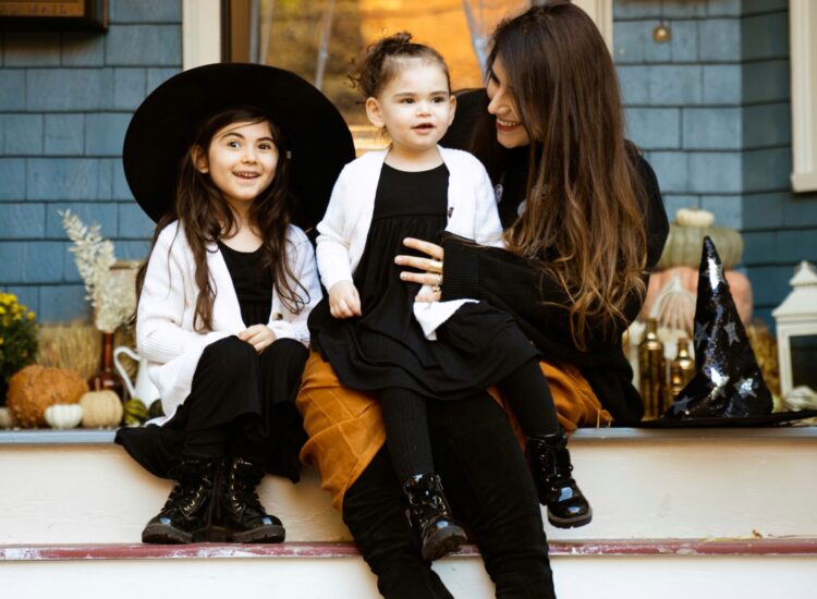 It’s time to decorate your front porch for fall! I’m sharing easy tips and tricks for styling a Halloween porch that can easily transition to a fall porch just in time for Thanksgiving! | @glitterinclexi | GLITTERINC.COM