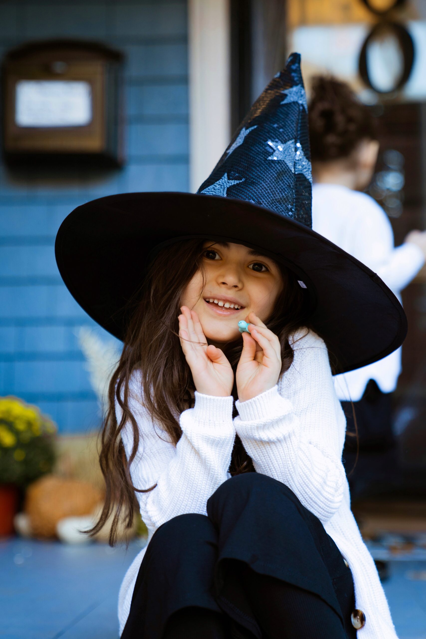 It’s time to decorate your front porch for fall! I’m sharing easy tips and tricks for styling a Halloween porch that can easily transition to a fall porch just in time for Thanksgiving! | @glitterinclexi | GLITTERINC.COM