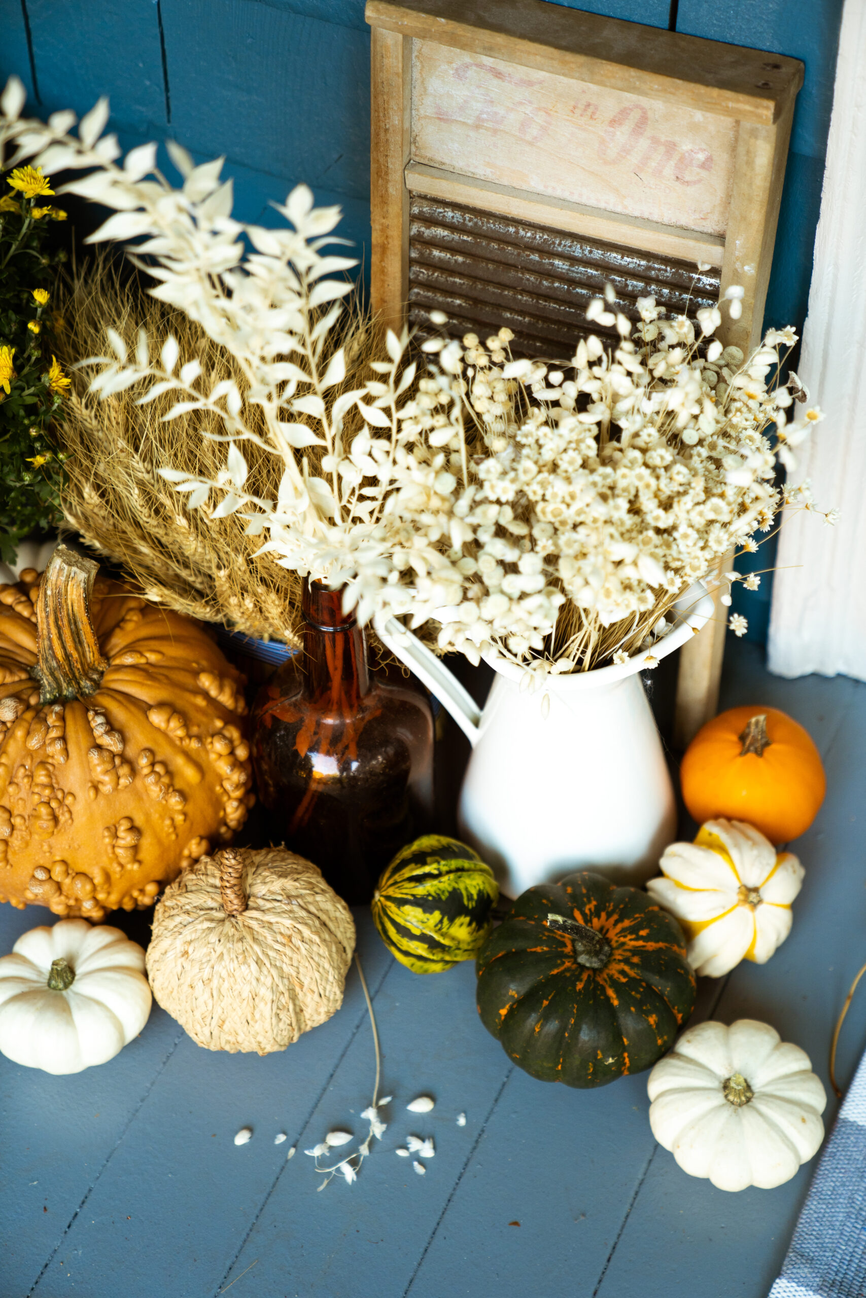 It’s time to decorate your front porch for fall! I’m sharing easy tips and tricks for styling a Halloween porch that can easily transition to a fall porch just in time for Thanksgiving! | @glitterinclexi | GLITTERINC.COM