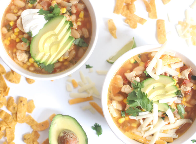 Of all of the chili recipes out there, this white chicken chili is our family’s most loved. Not only is this healthy white chicken chili super flavorful and a total crowd-pleaser, it’s easy to make and is pretty much foolproof. And the resulting rich broth, tender chicken, hearty white beans and corn, plus a bright tang from the lime and cilantro, makes this soup a total winner. | @glitterinclexi | GLITTERINC.COM